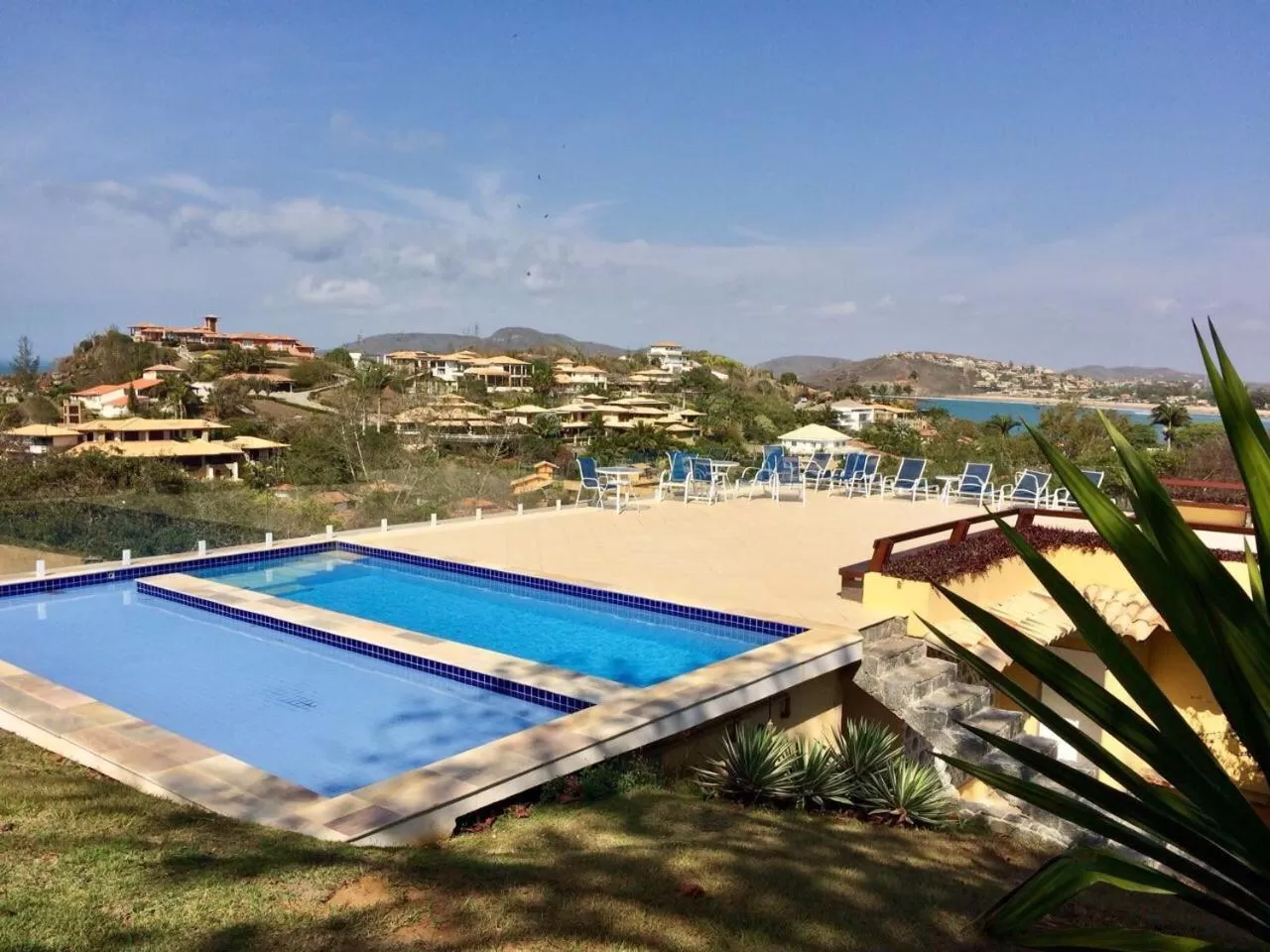 Pool View in Praia da Ferradurinha Guest House