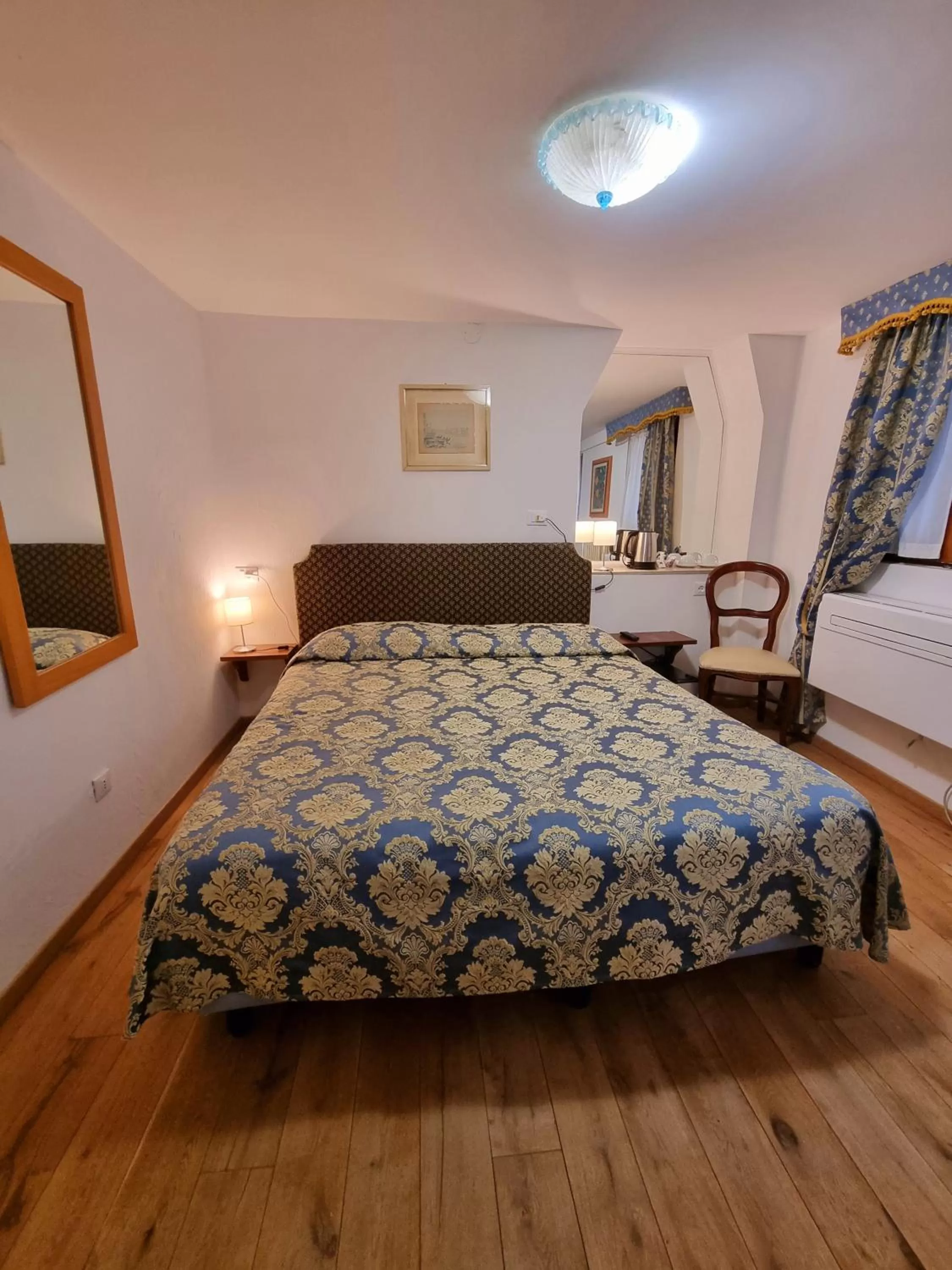 Bed in Albergo Casa Peron