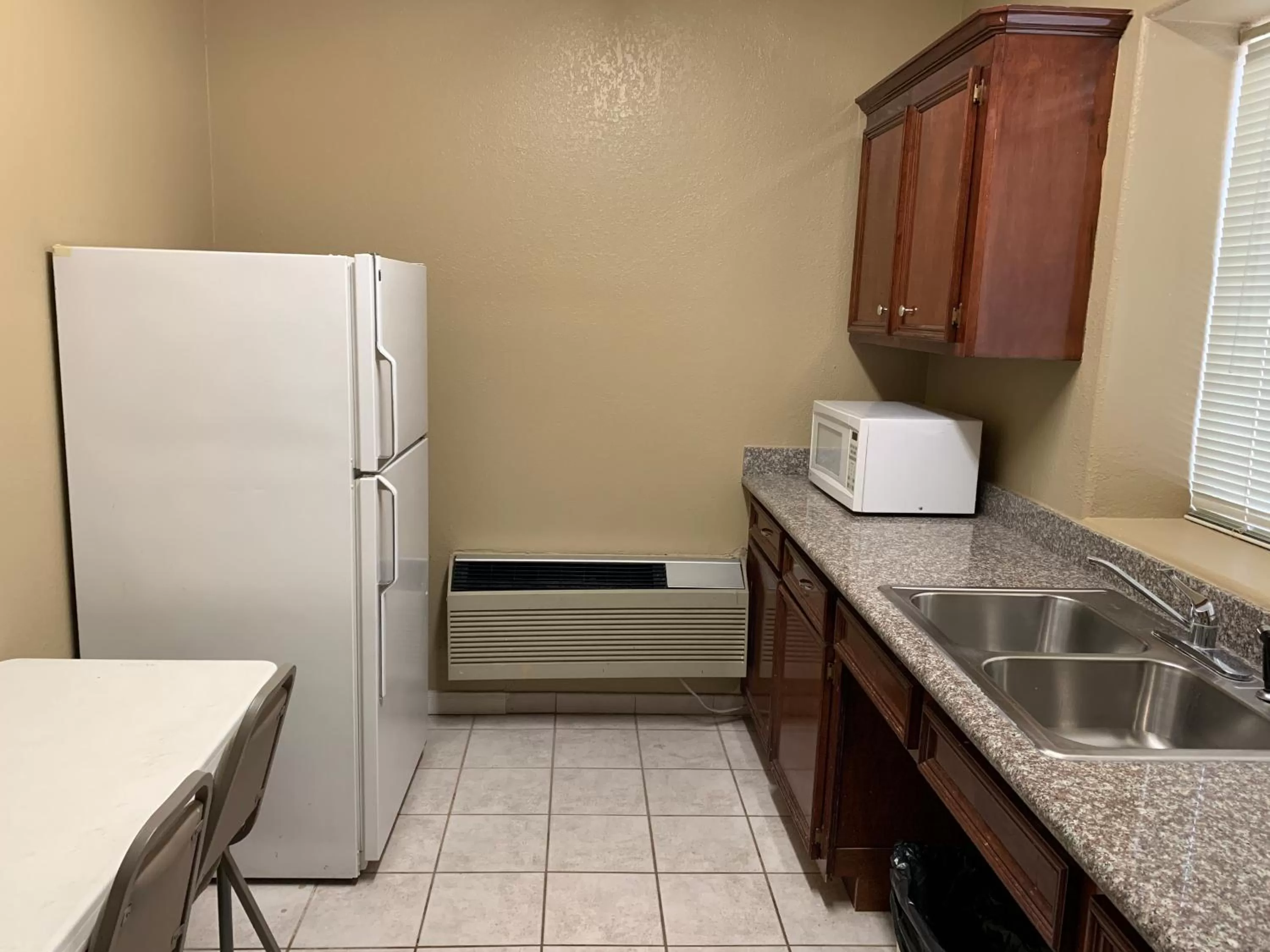 Kitchen or kitchenette in Quality Suites Houston NW Cy-Fair