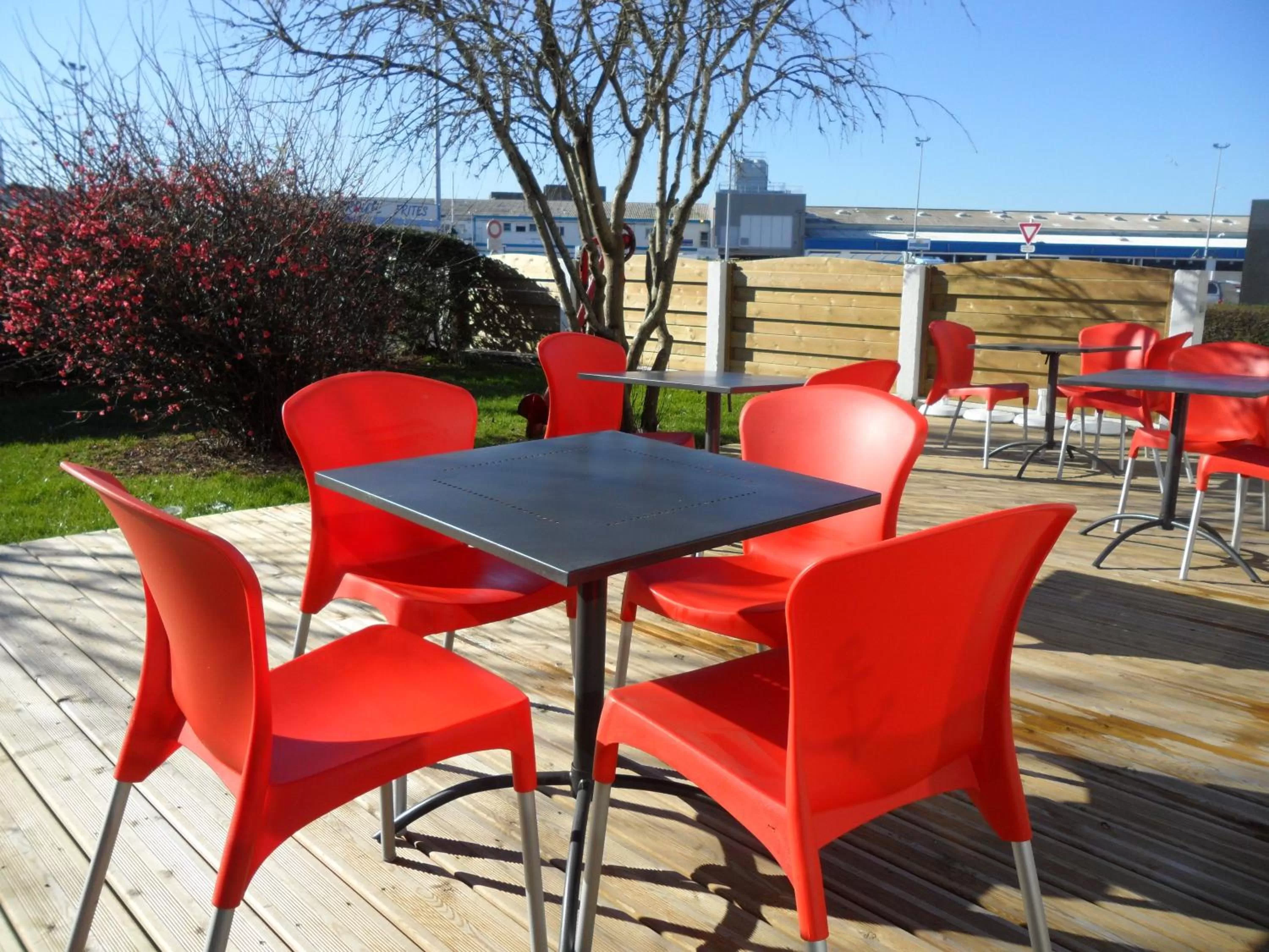 Restaurant/places to eat in Hôtel Les Gens De Mer Lorient by Popinns