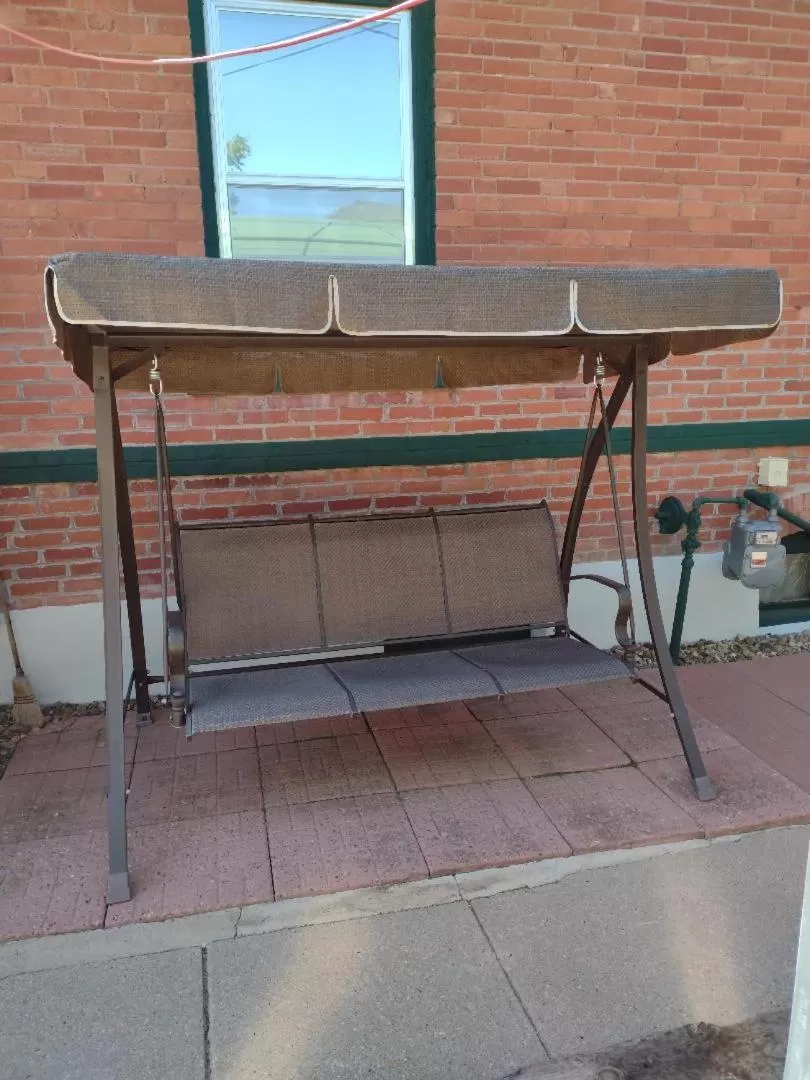 hair dresser in Quiet upstairs studio close to town 420 friendly