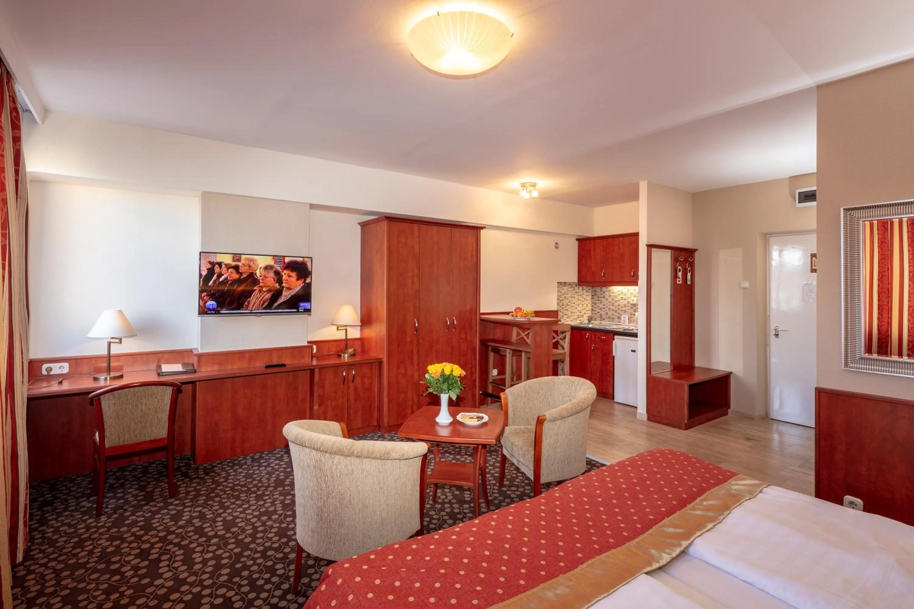 Kitchen or kitchenette, Bed in Hotel Charles