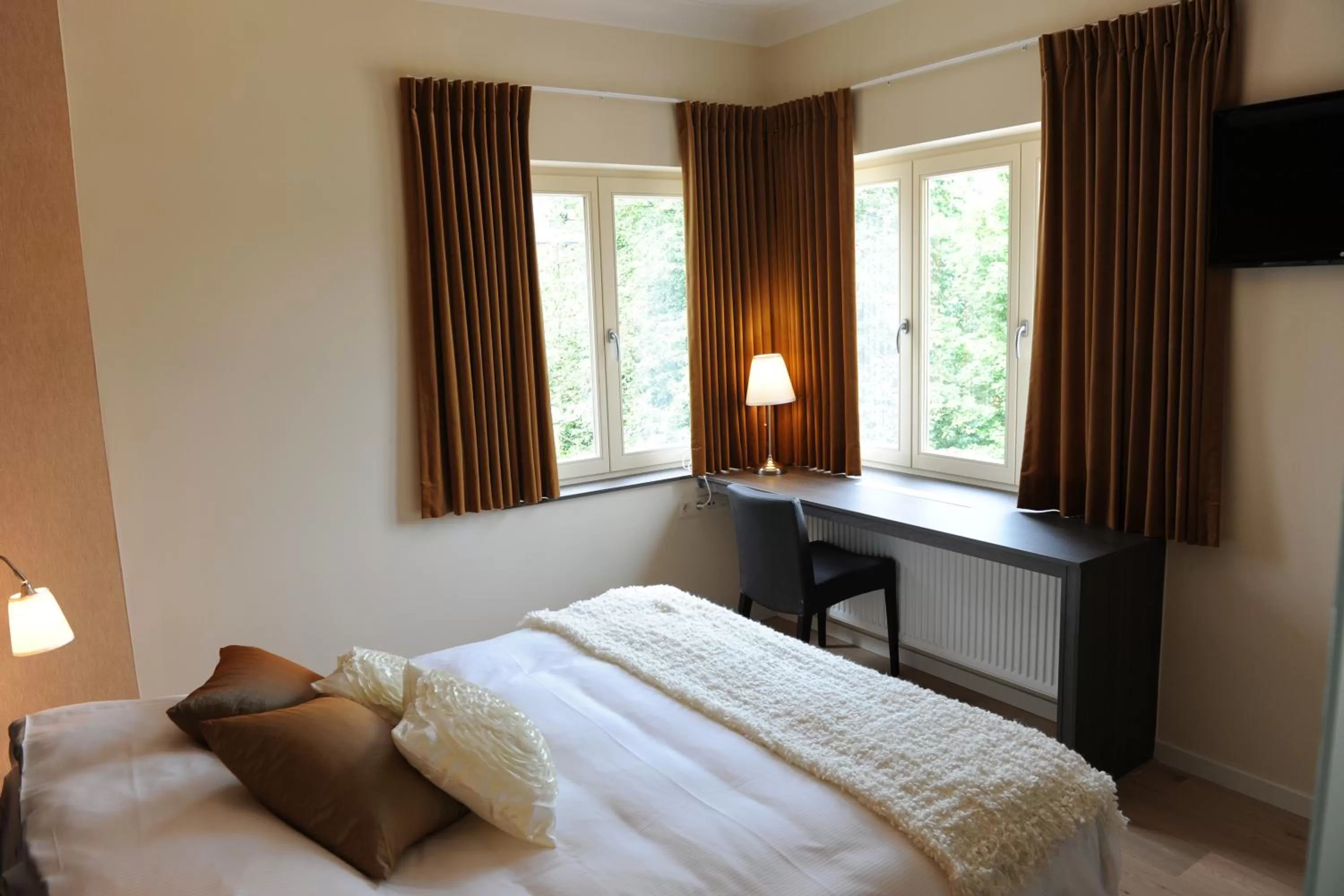 Bed in Charmehotel Villa Saporis