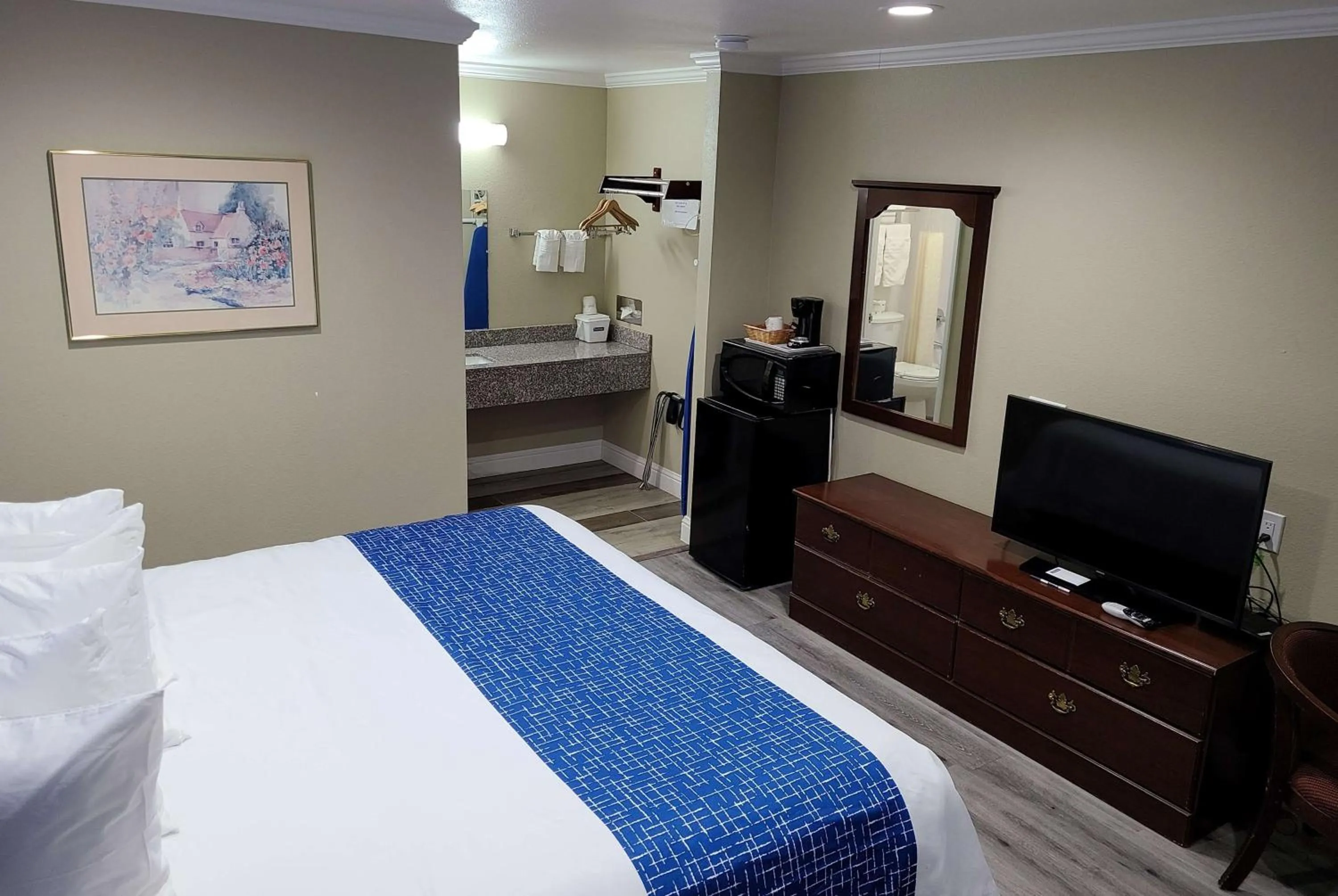 Photo of the whole room, Bed in Travelodge by Wyndham Clearlake