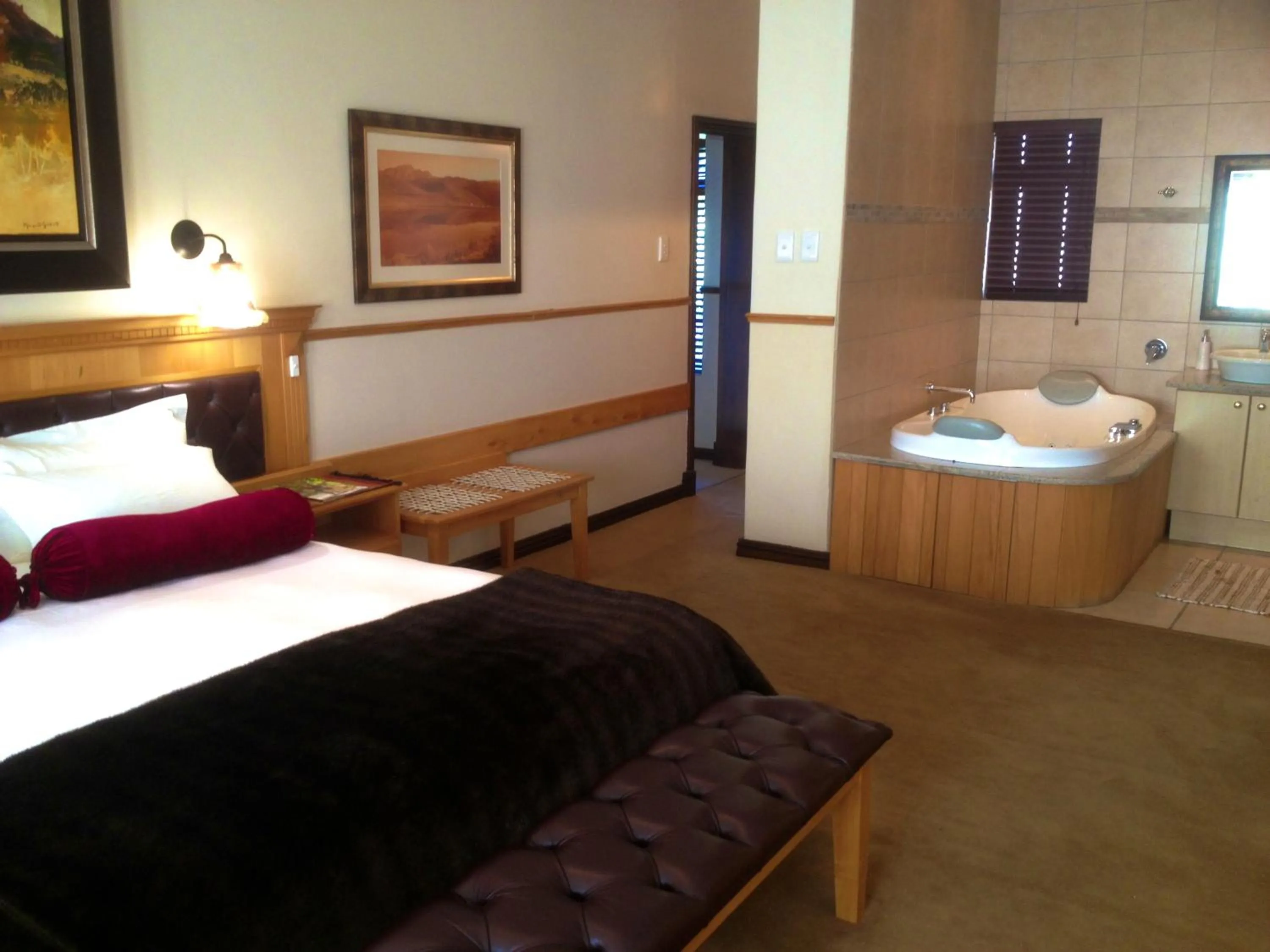 Bedroom, Bed in Turnberry Boutique Hotel