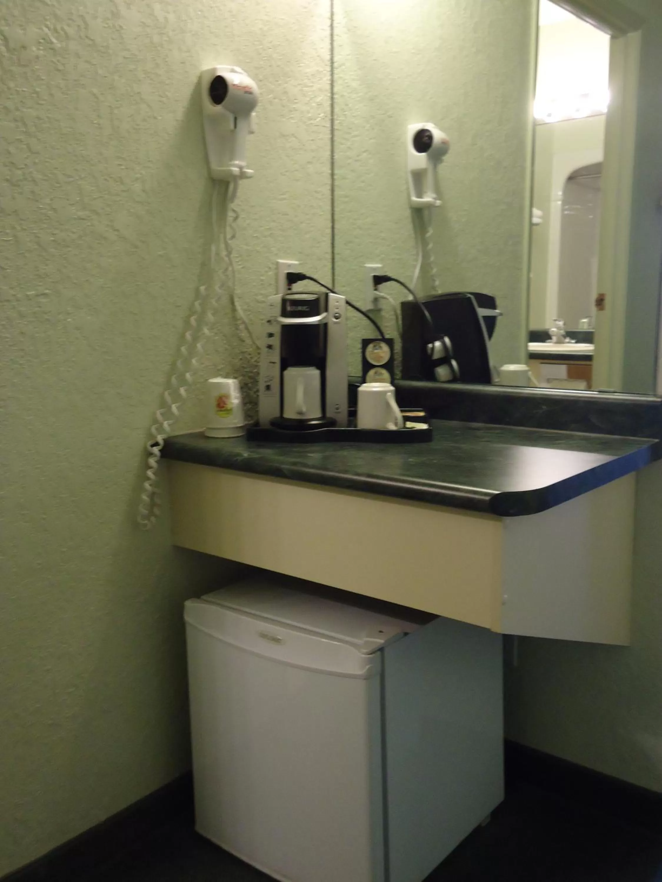 Coffee/tea facilities in Super 8 by Wyndham Dauphin