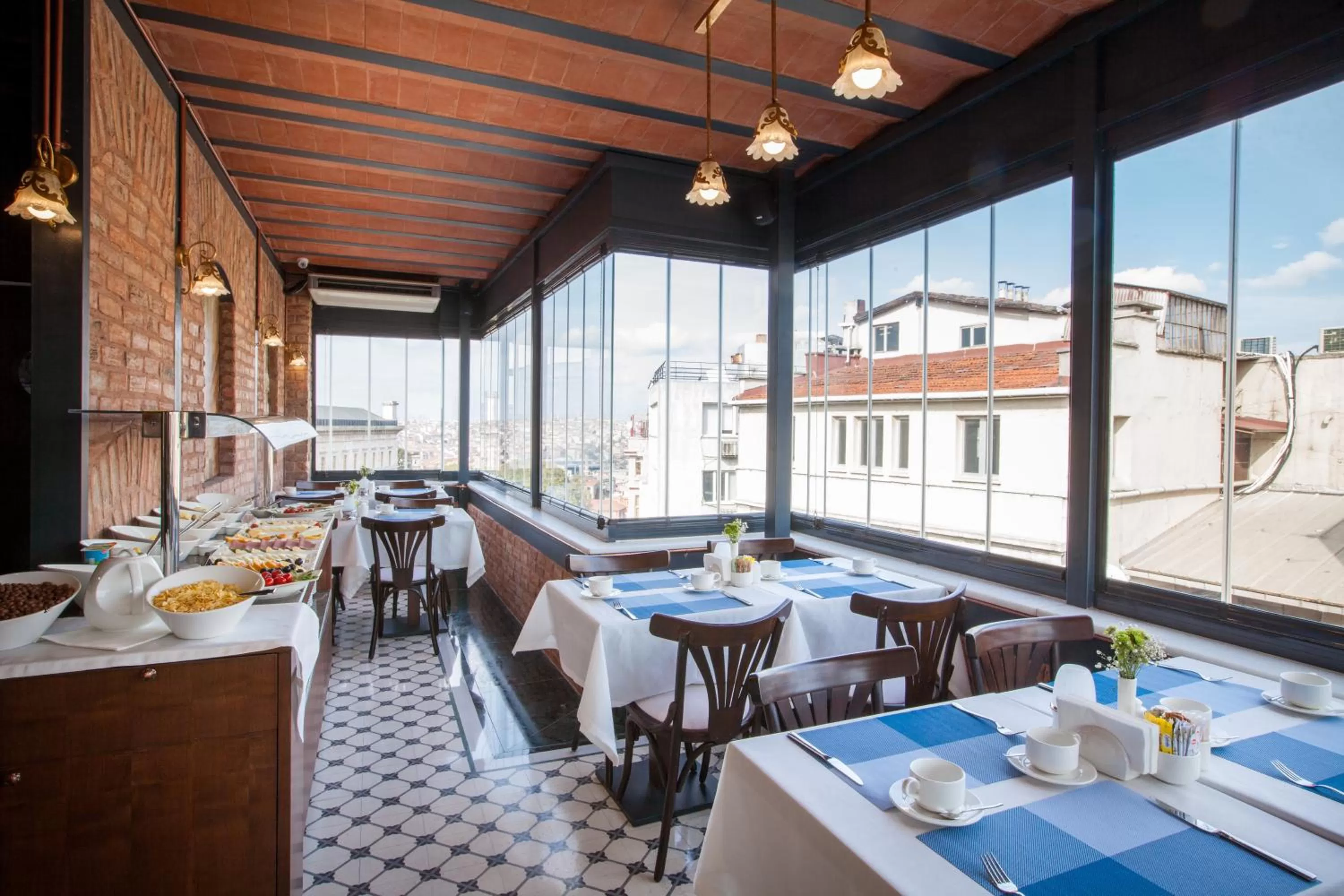 Restaurant/places to eat in Hotel Pera Parma