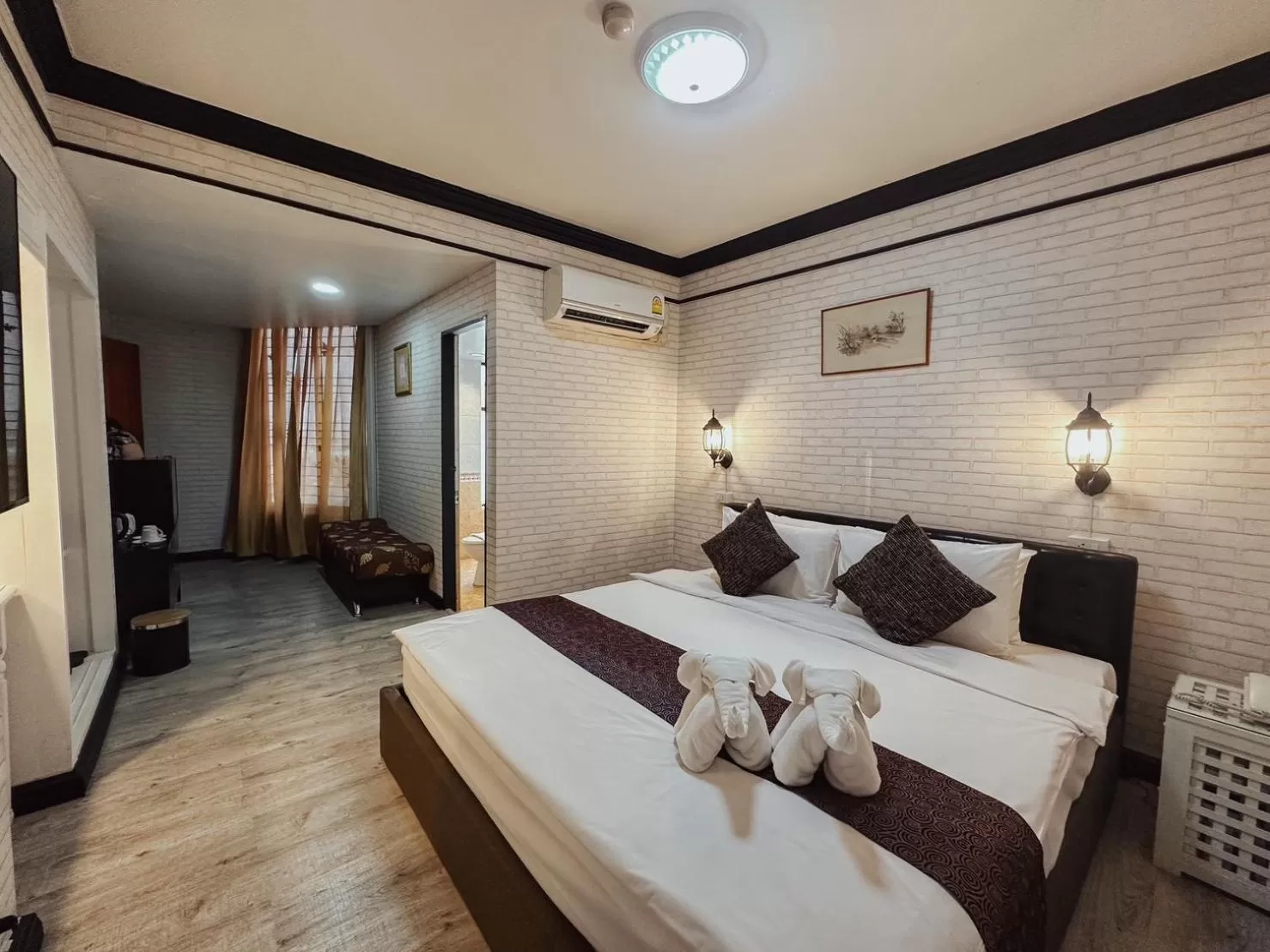 Photo of the whole room, Bed in Hotel De Khuvieng