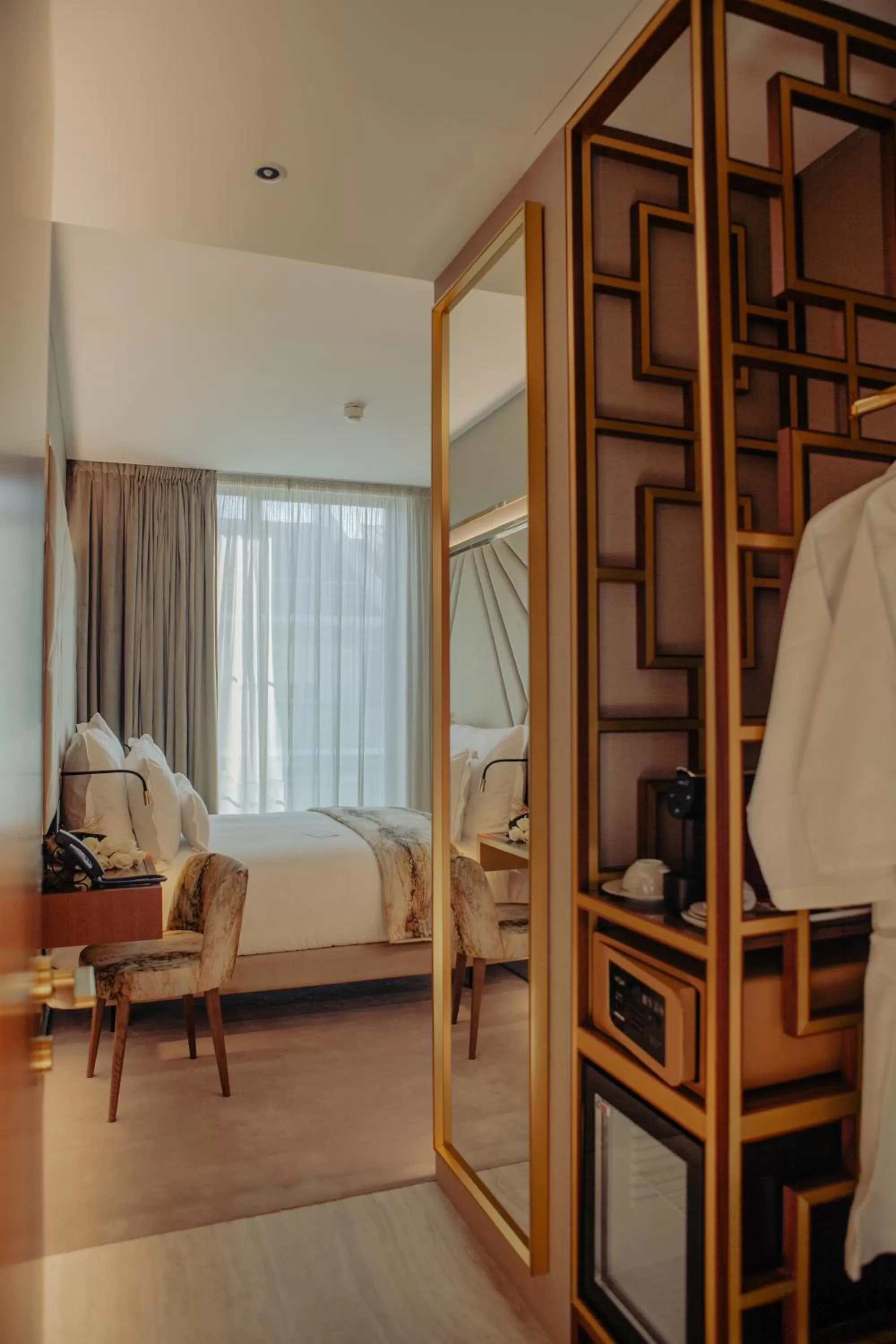 safe, Bed in Wine & Books Lisboa Hotel