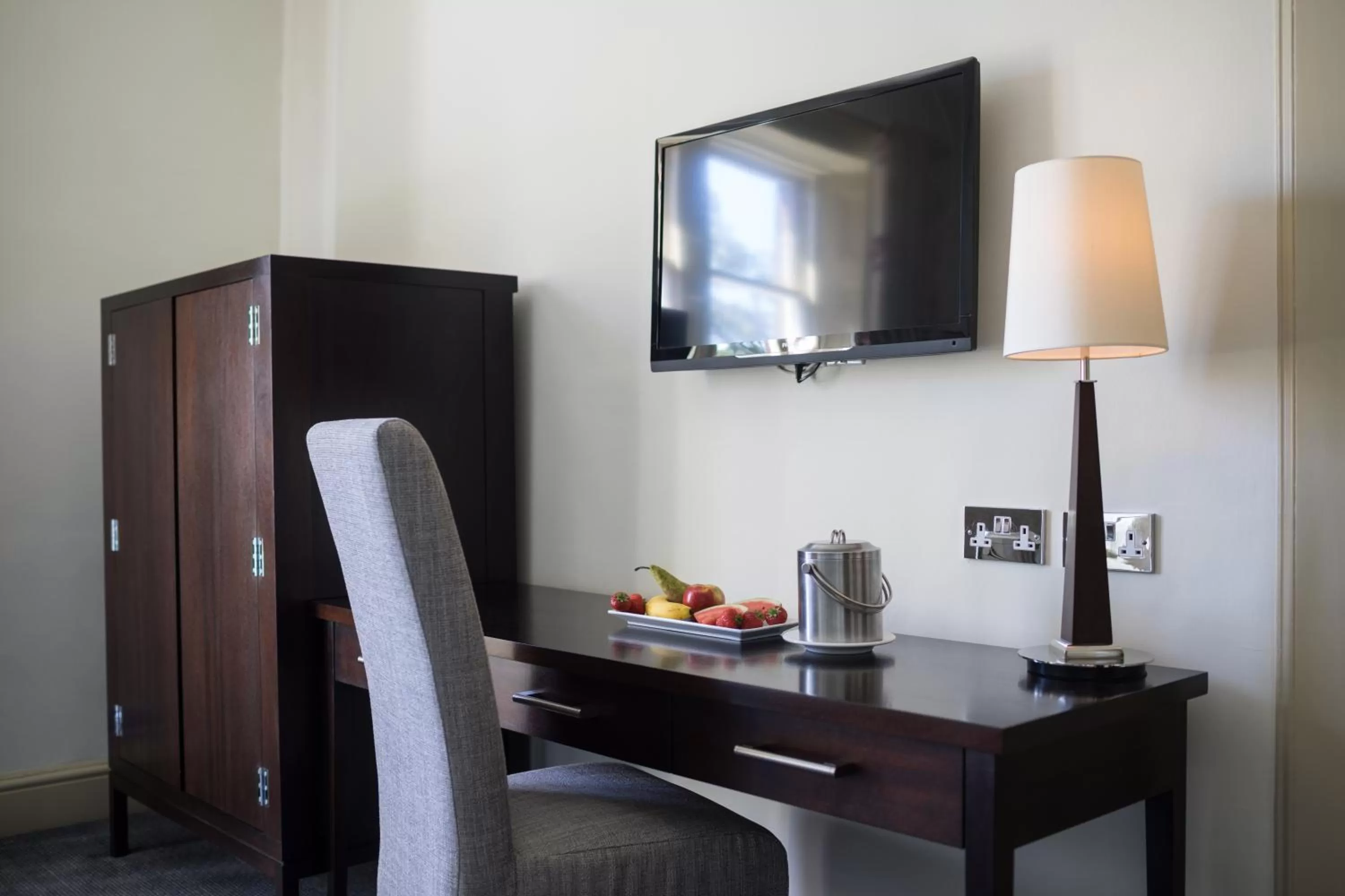 TV and multimedia in Nether Abbey Hotel