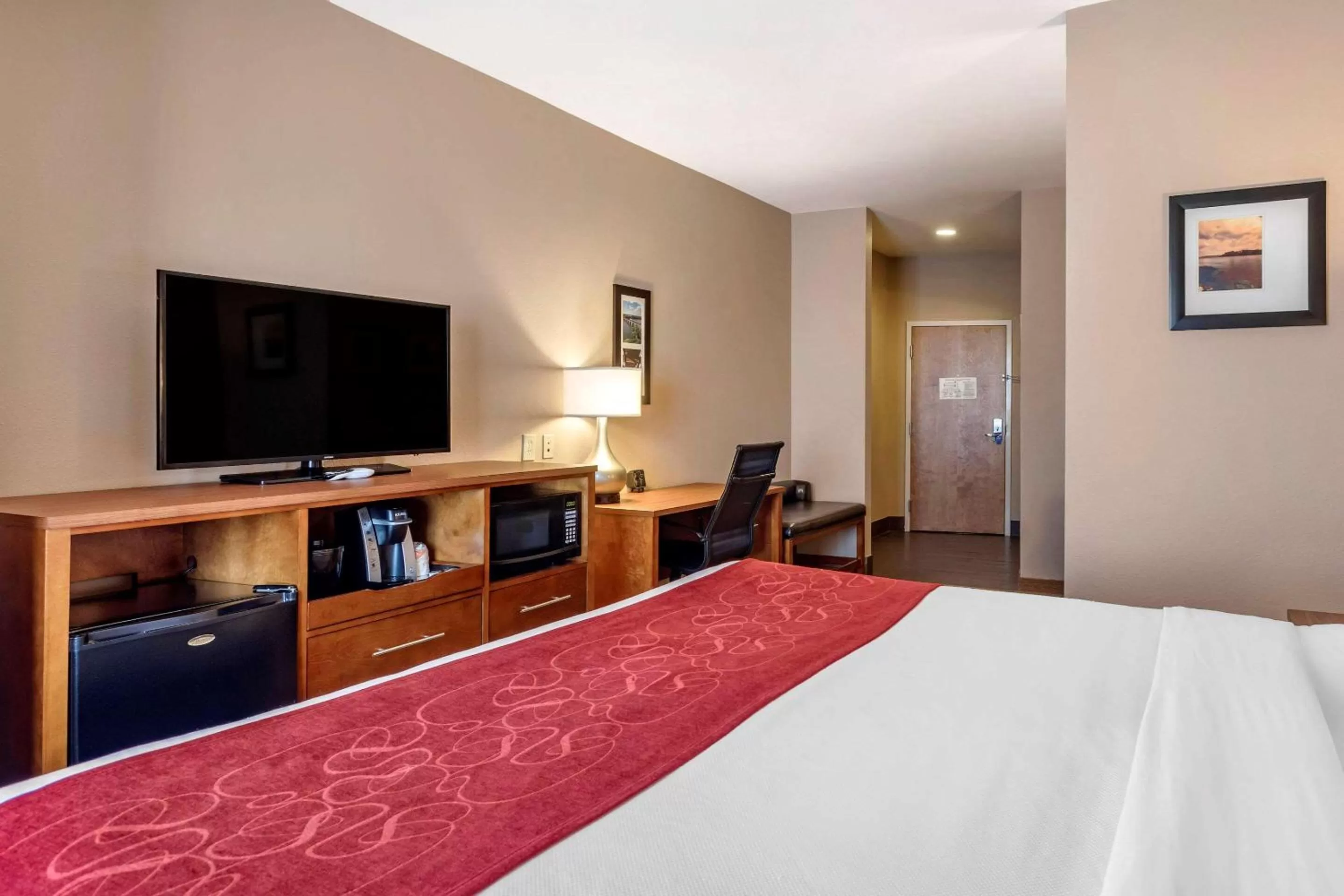 Photo of the whole room, Bed in Comfort Suites Florence Shoals Area