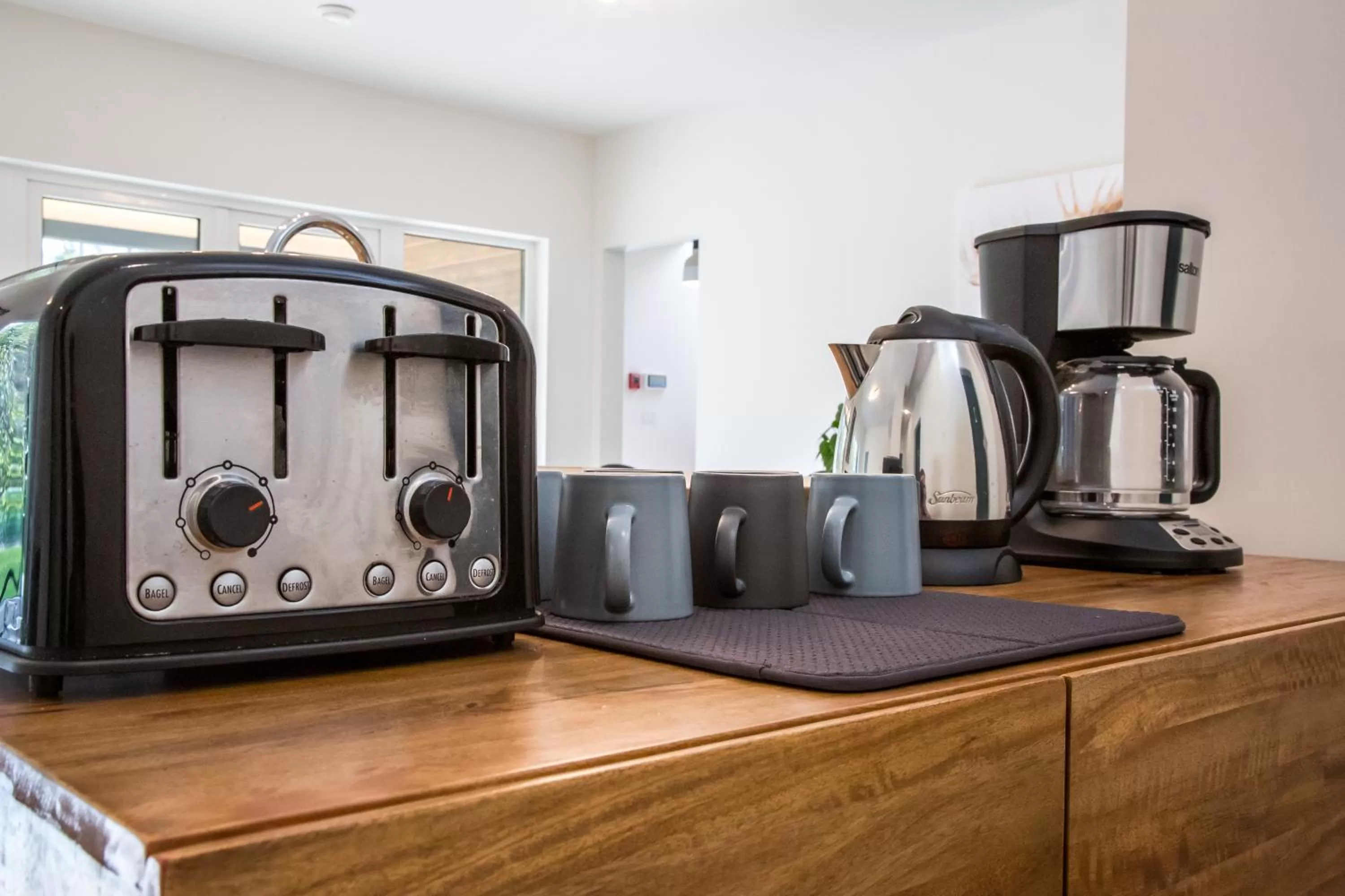 Kitchen or kitchenette, Coffee/Tea Facilities in Arrows Edge Lodge
