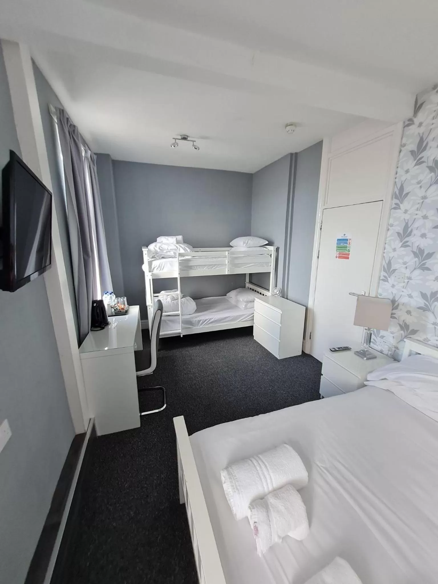 Bedroom, Bed in Queens Plaza Hotel