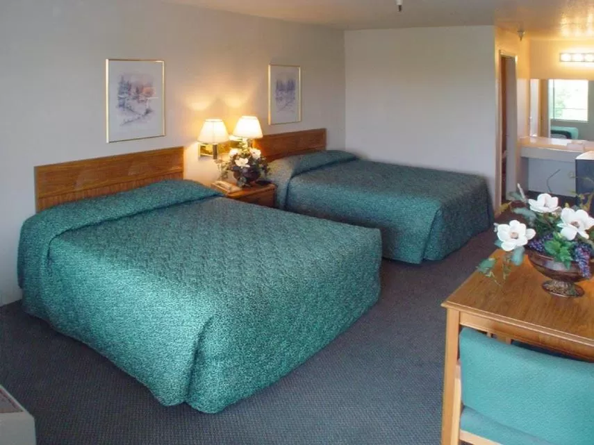 Photo of the whole room, Bed in Applegate Inn