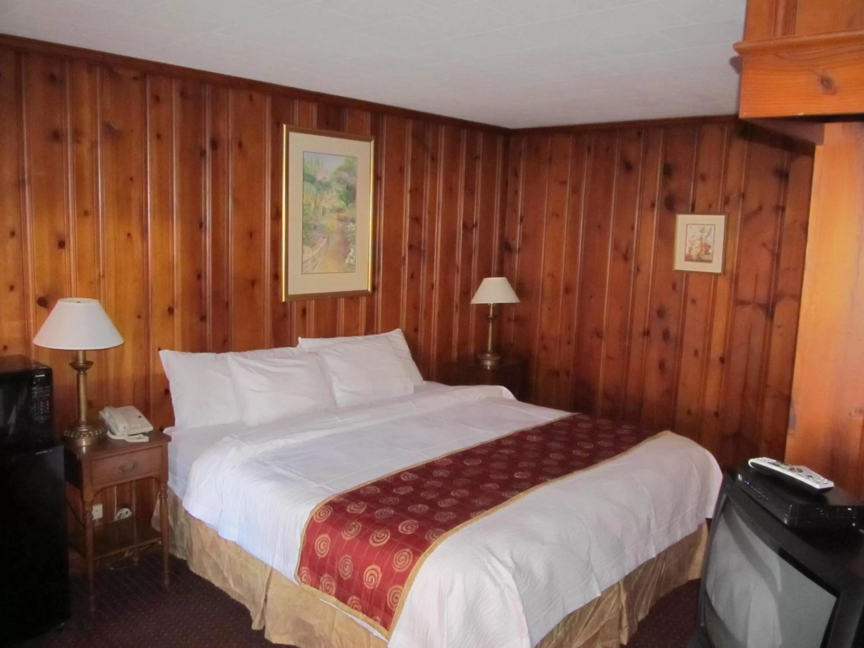 Bed in Hancock Motel