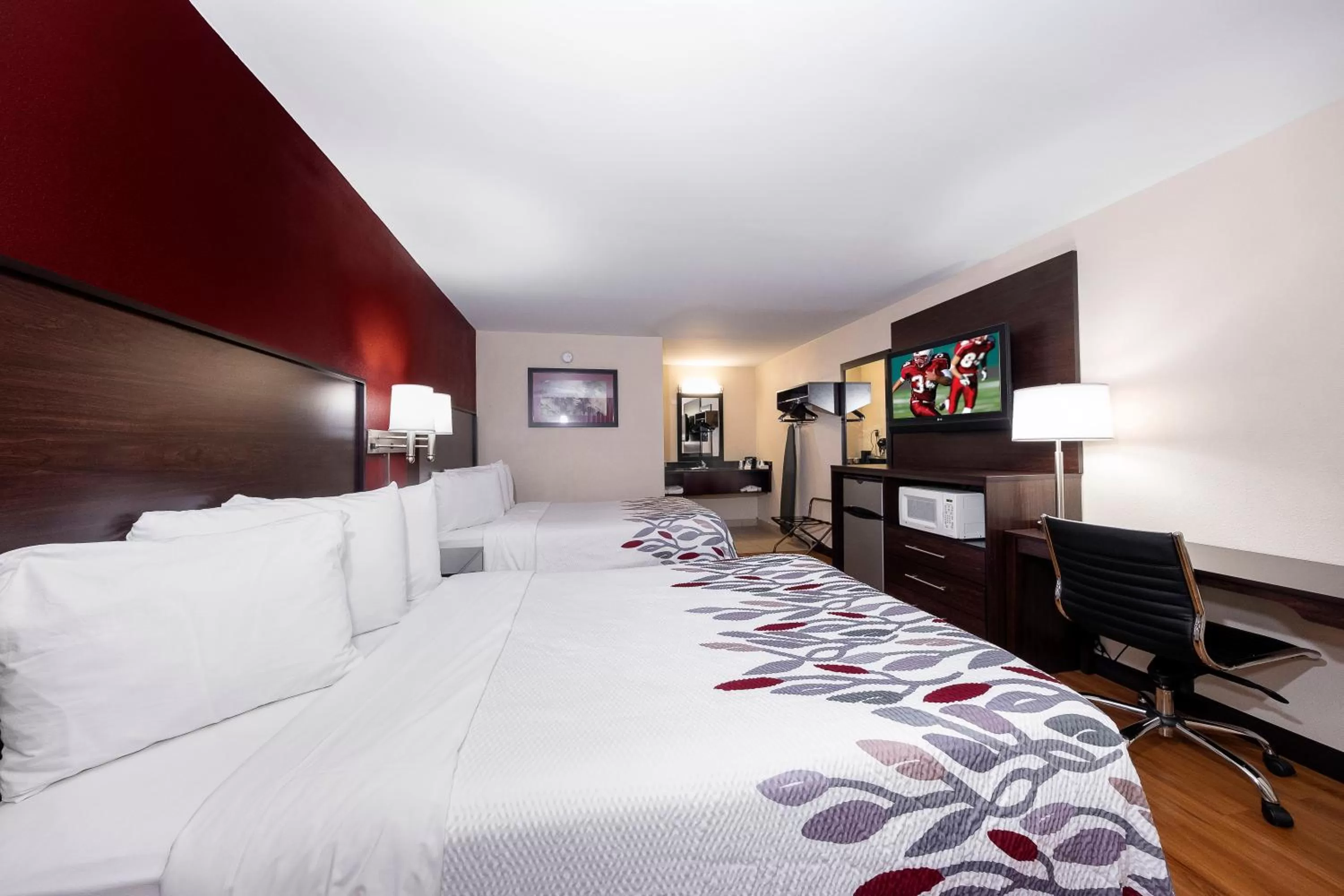 Photo of the whole room, Bed in Red Roof Inn Bordentown - McGuire AFB