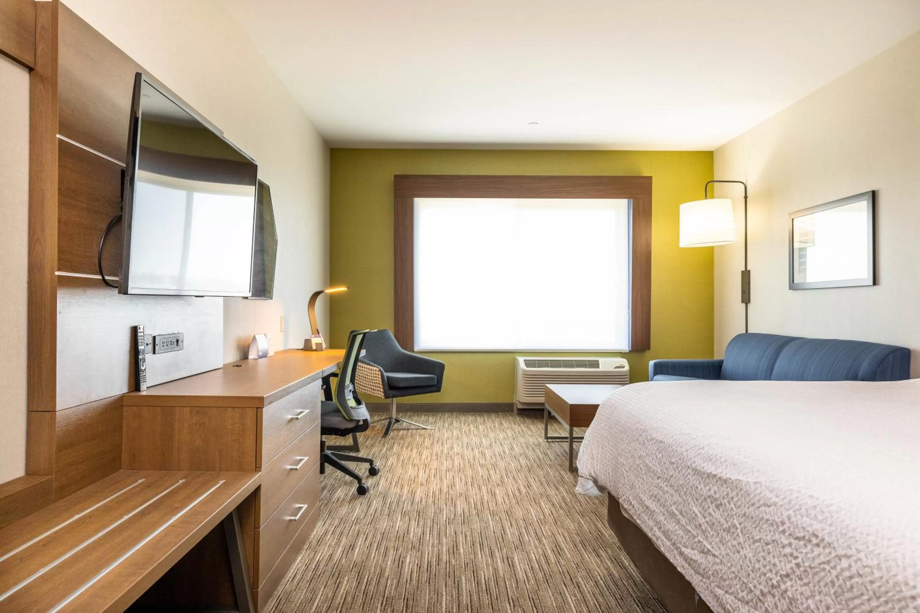 Bedroom, Bed in Holiday Inn Express & Suites - San Jose Silicon Valley by IHG