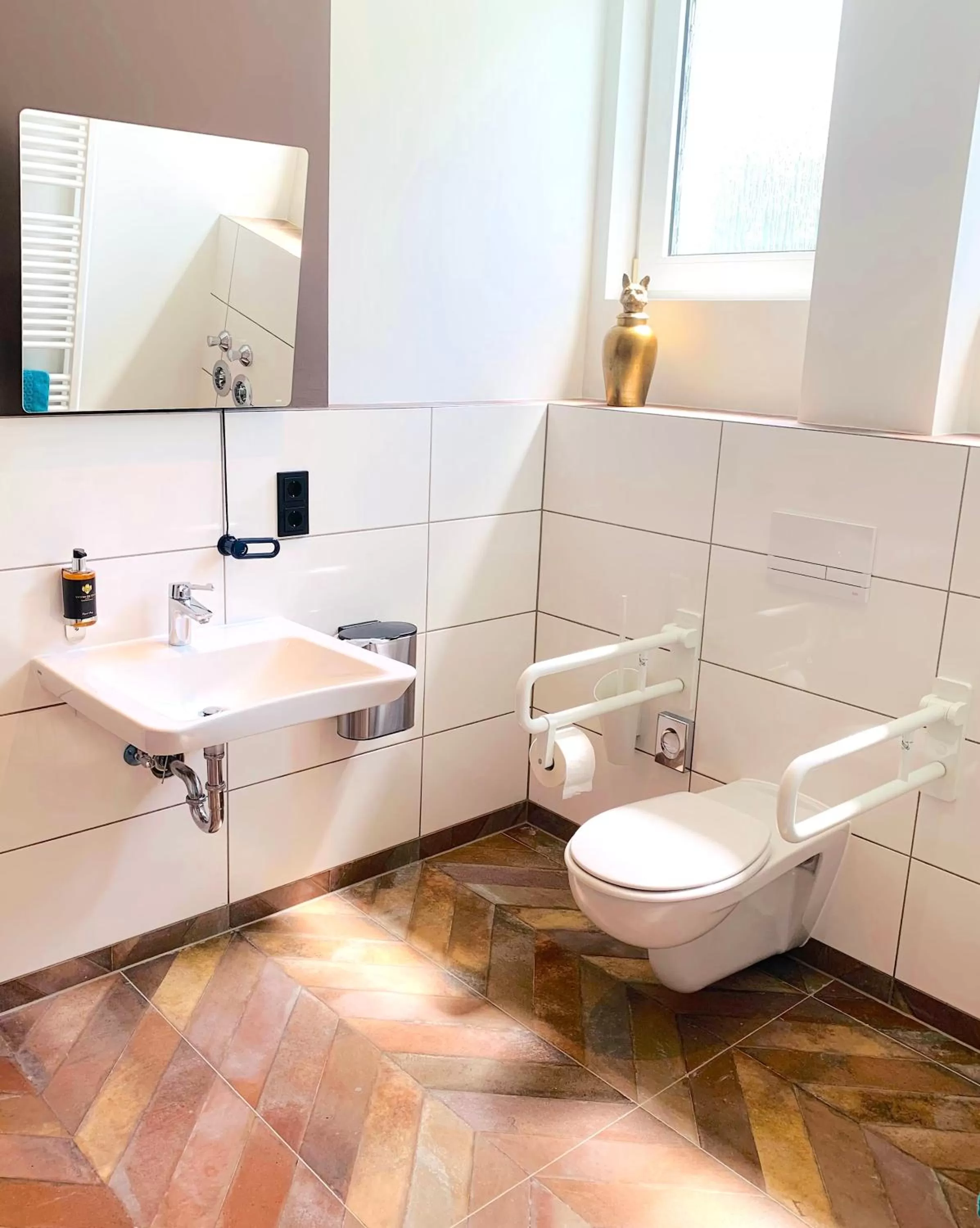 Bathroom in BESOTEL Mettmann