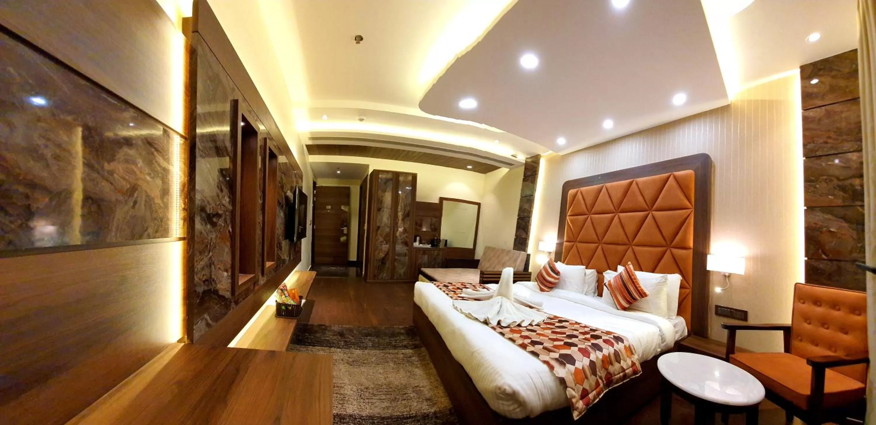 Bed in Hotel Makhan Residency