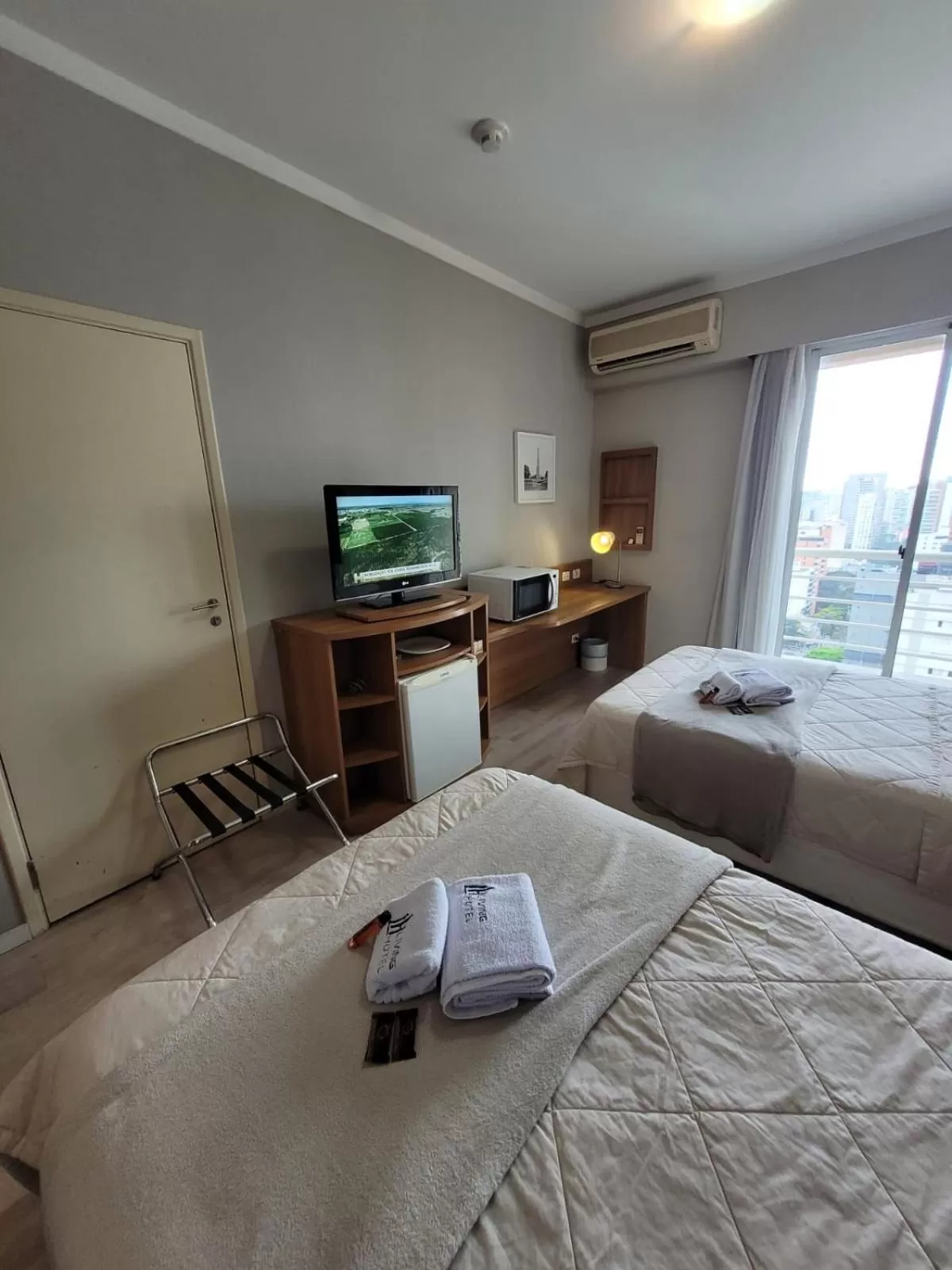 Photo of the whole room, TV/Entertainment Center in Studio Comfort Ibirapuera