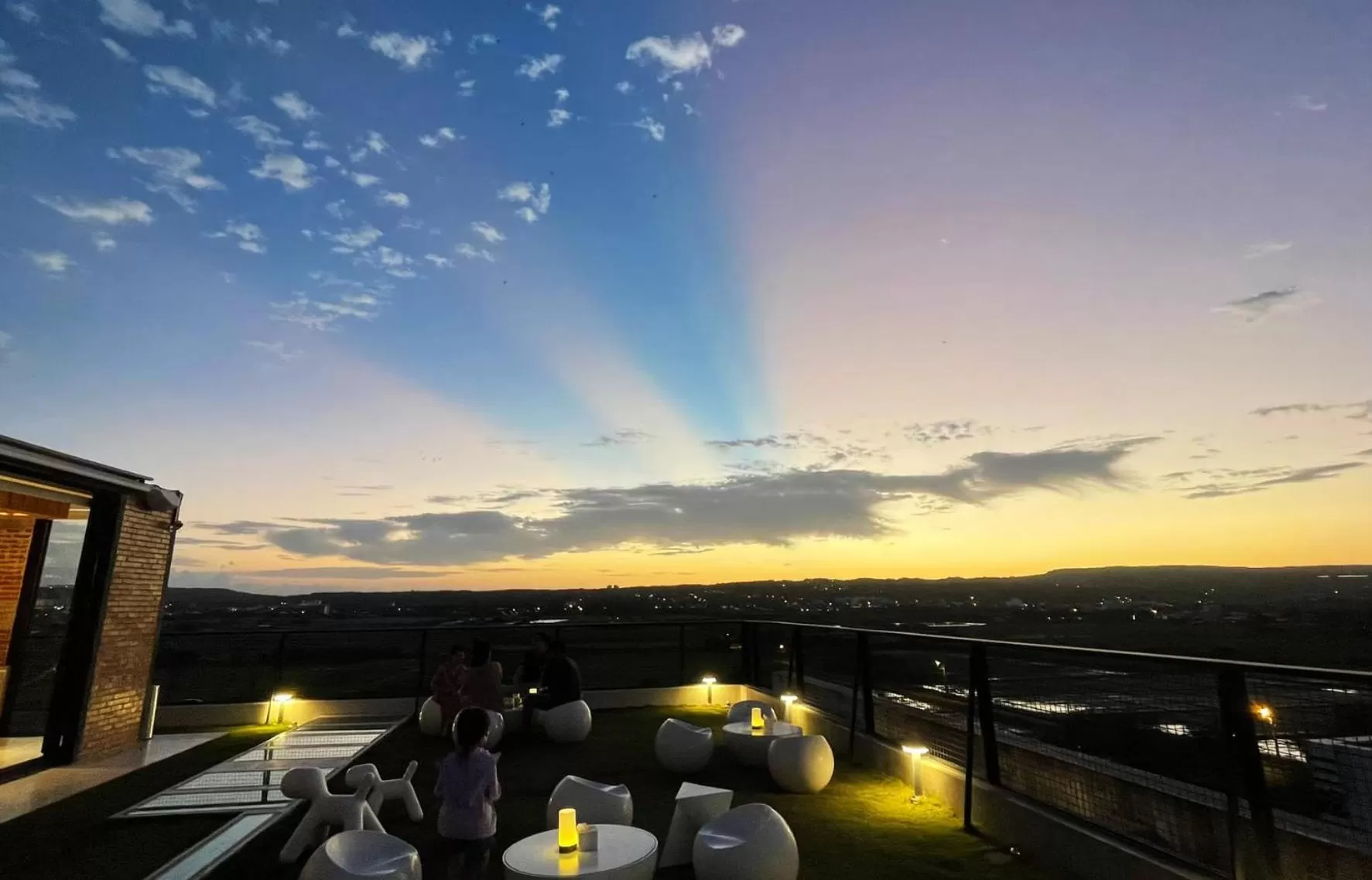 Restaurant/places to eat in FFF Hotel