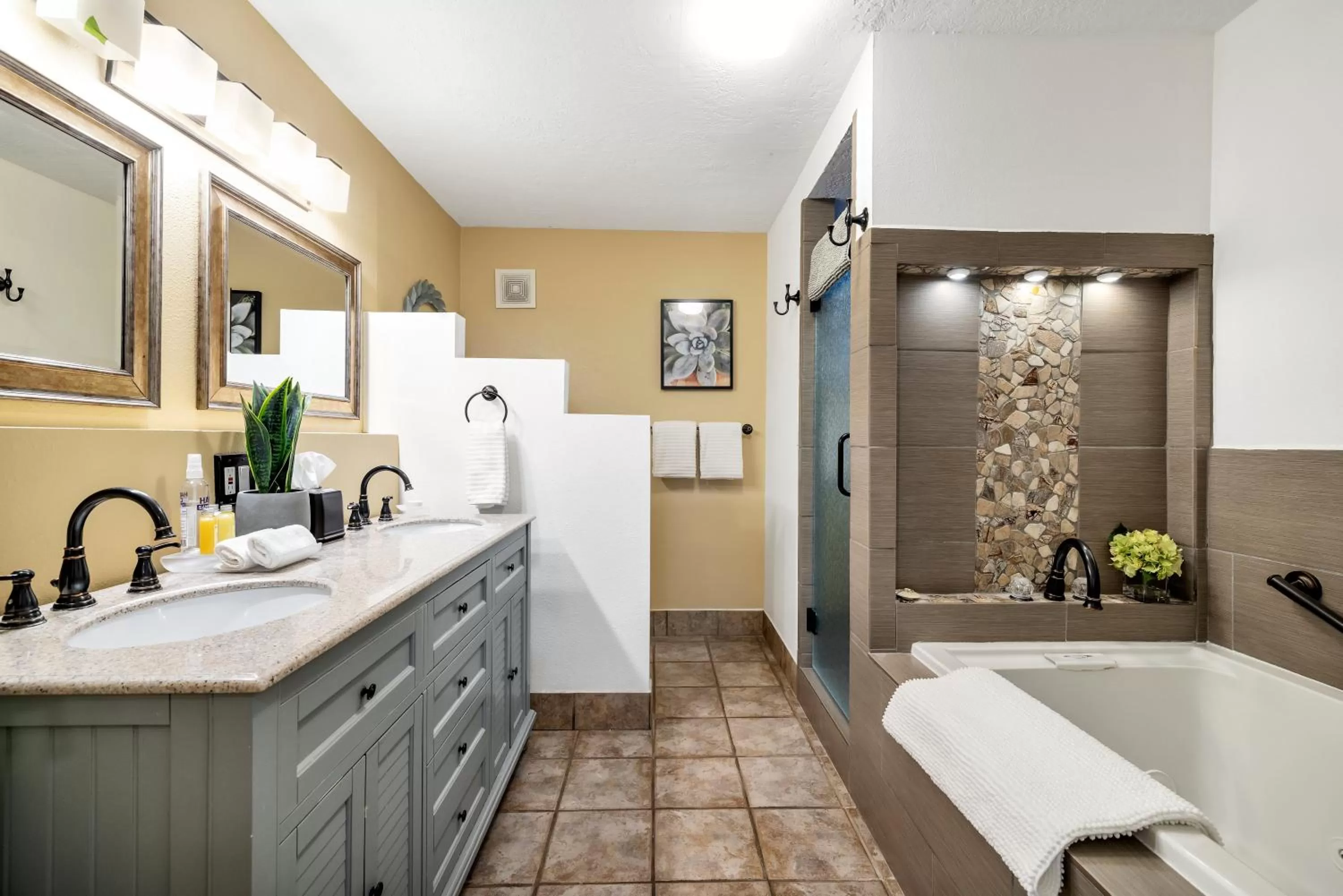Bathroom in Red Rock Inn Cottages