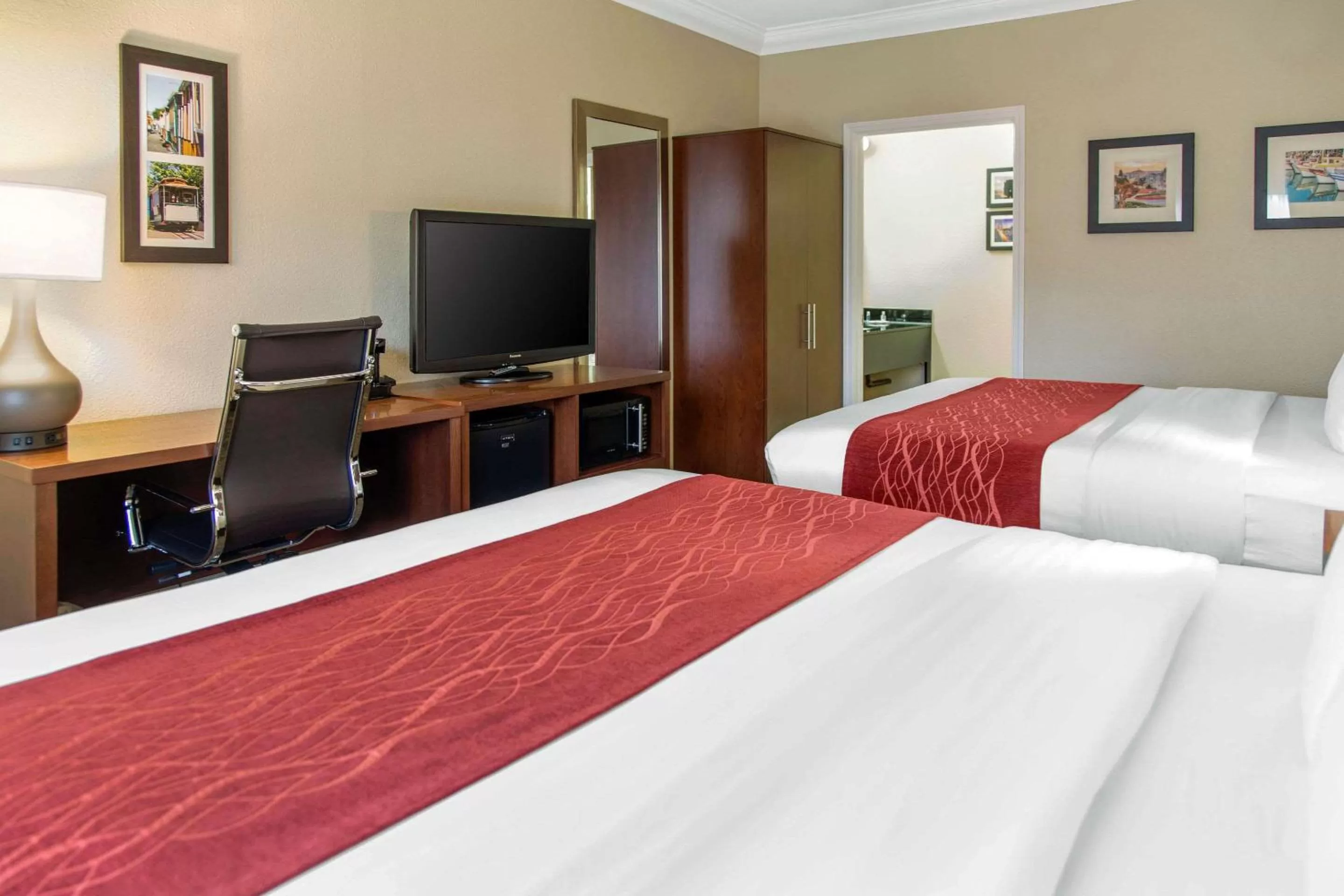 Photo of the whole room, Bed in Comfort Inn & Suites San Francisco Airport North