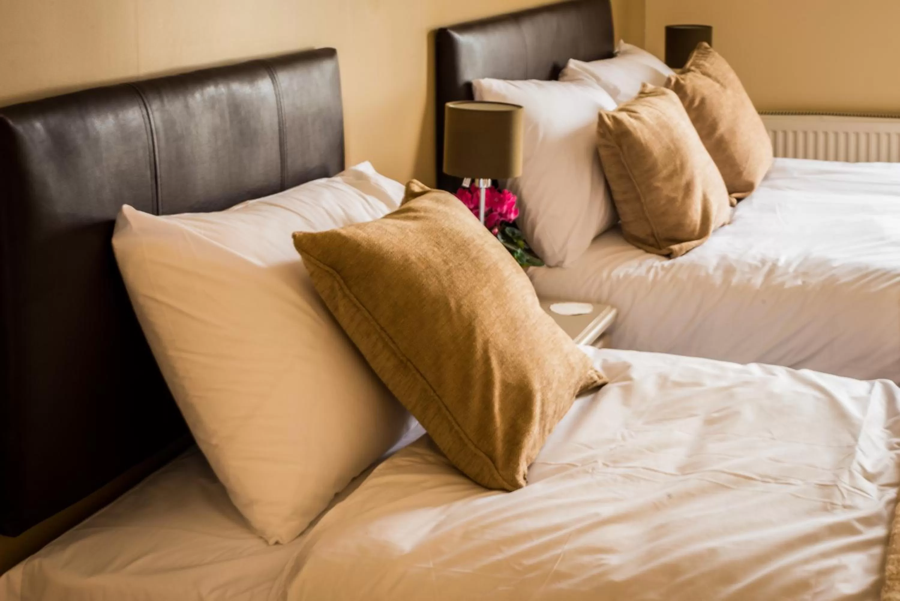 Bed in The Longboat Inn