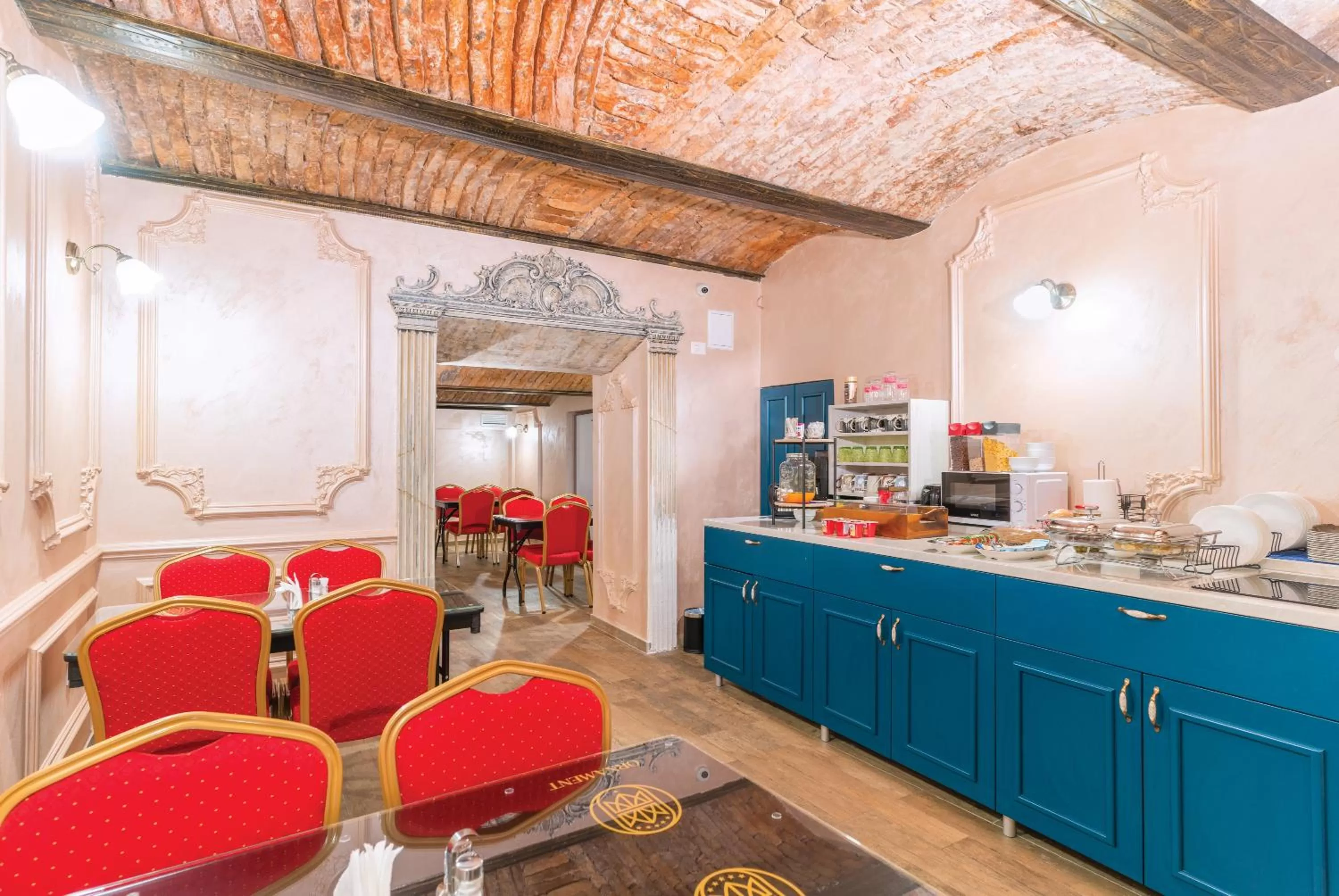 Restaurant/places to eat in Ornament Hotel