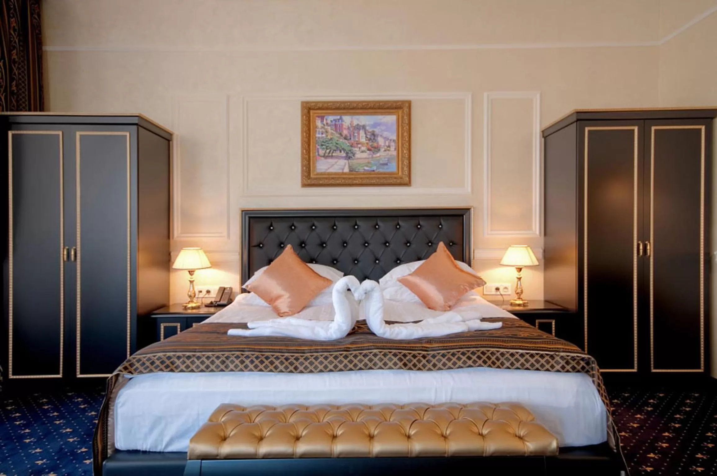 Decorative detail, Bed in Villa Le Premier - Maestro