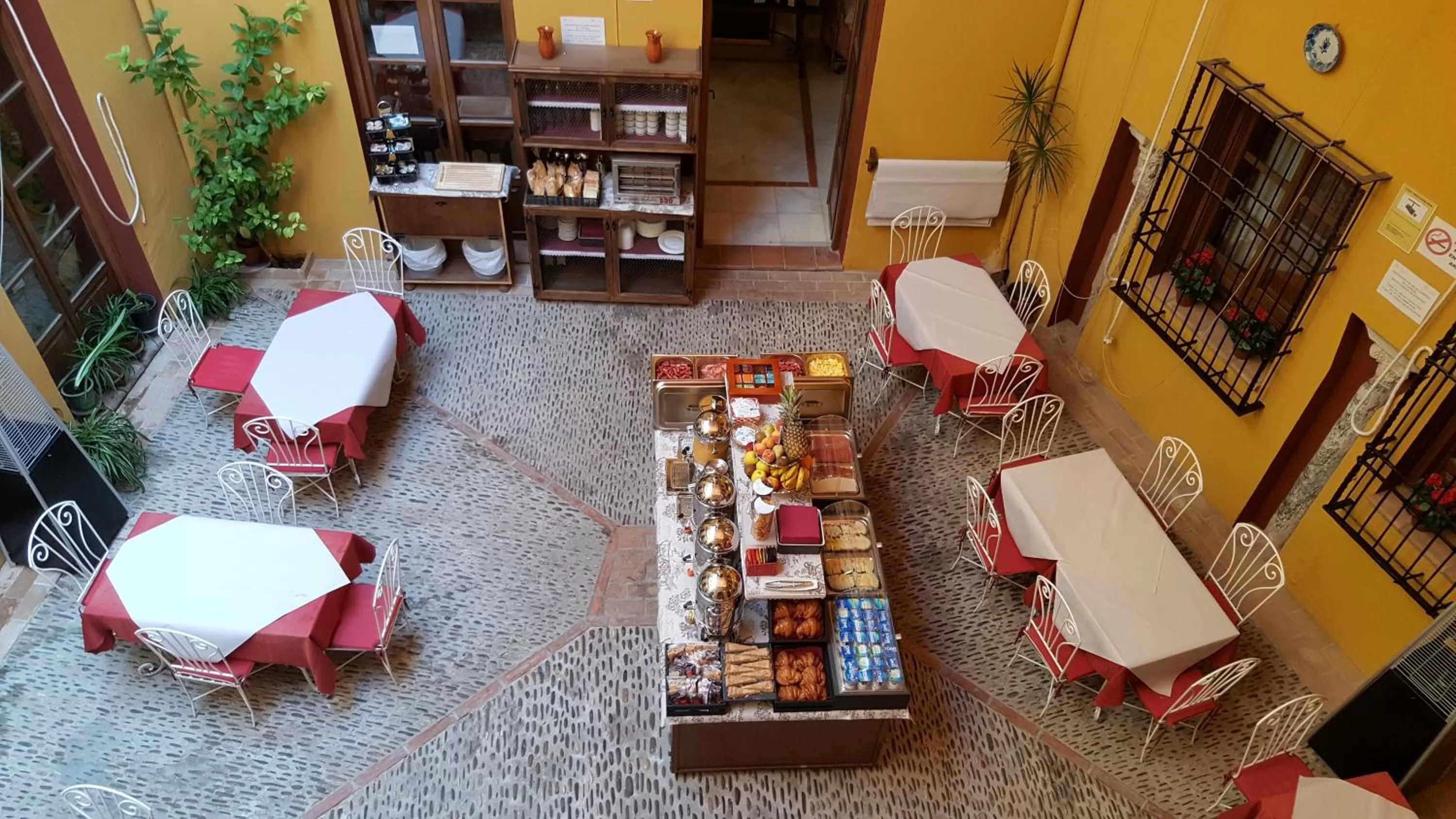 Buffet breakfast in Hotel Casa Museo de la Mezquita