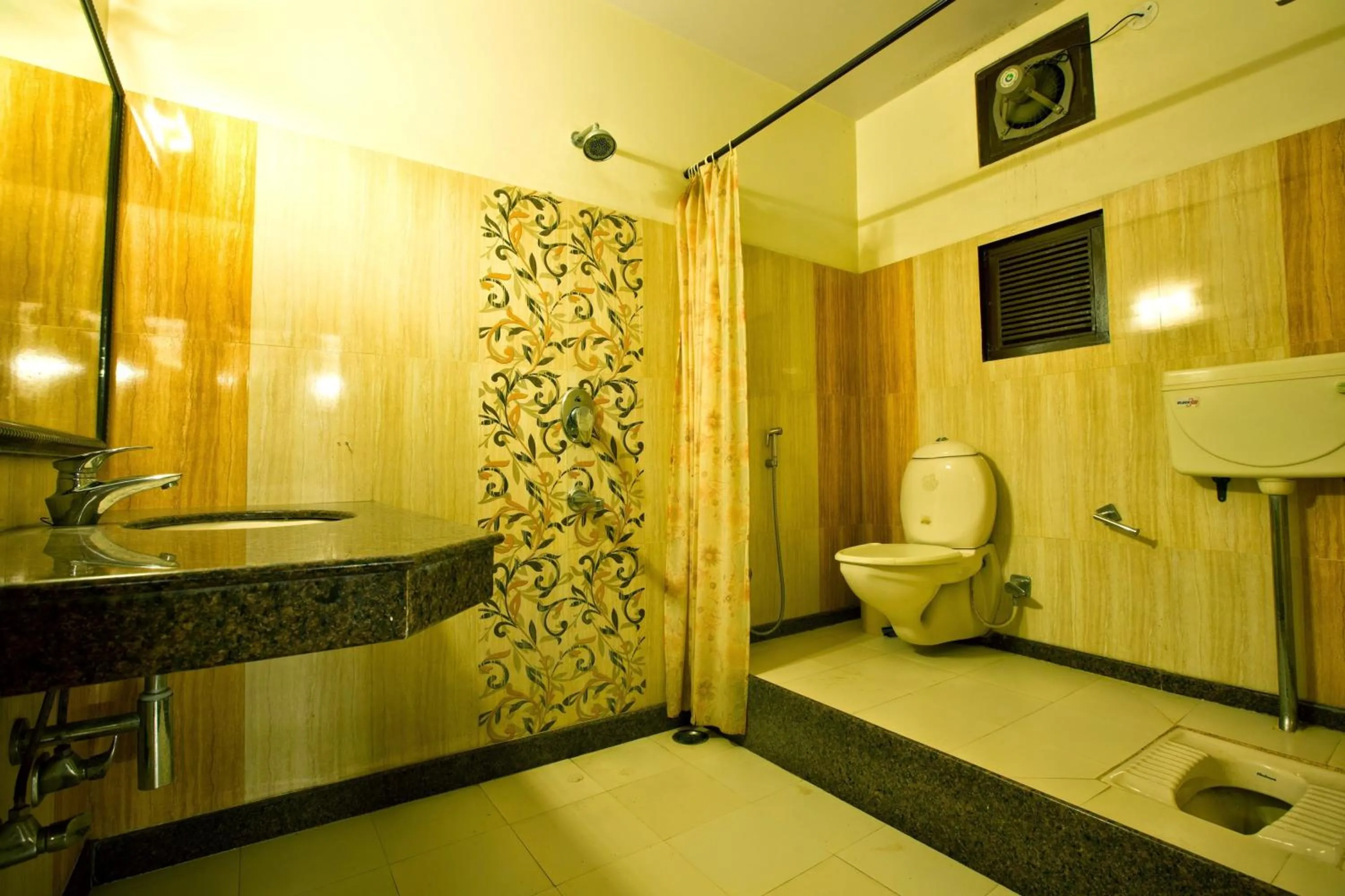 Shower in Hotel Kalyan