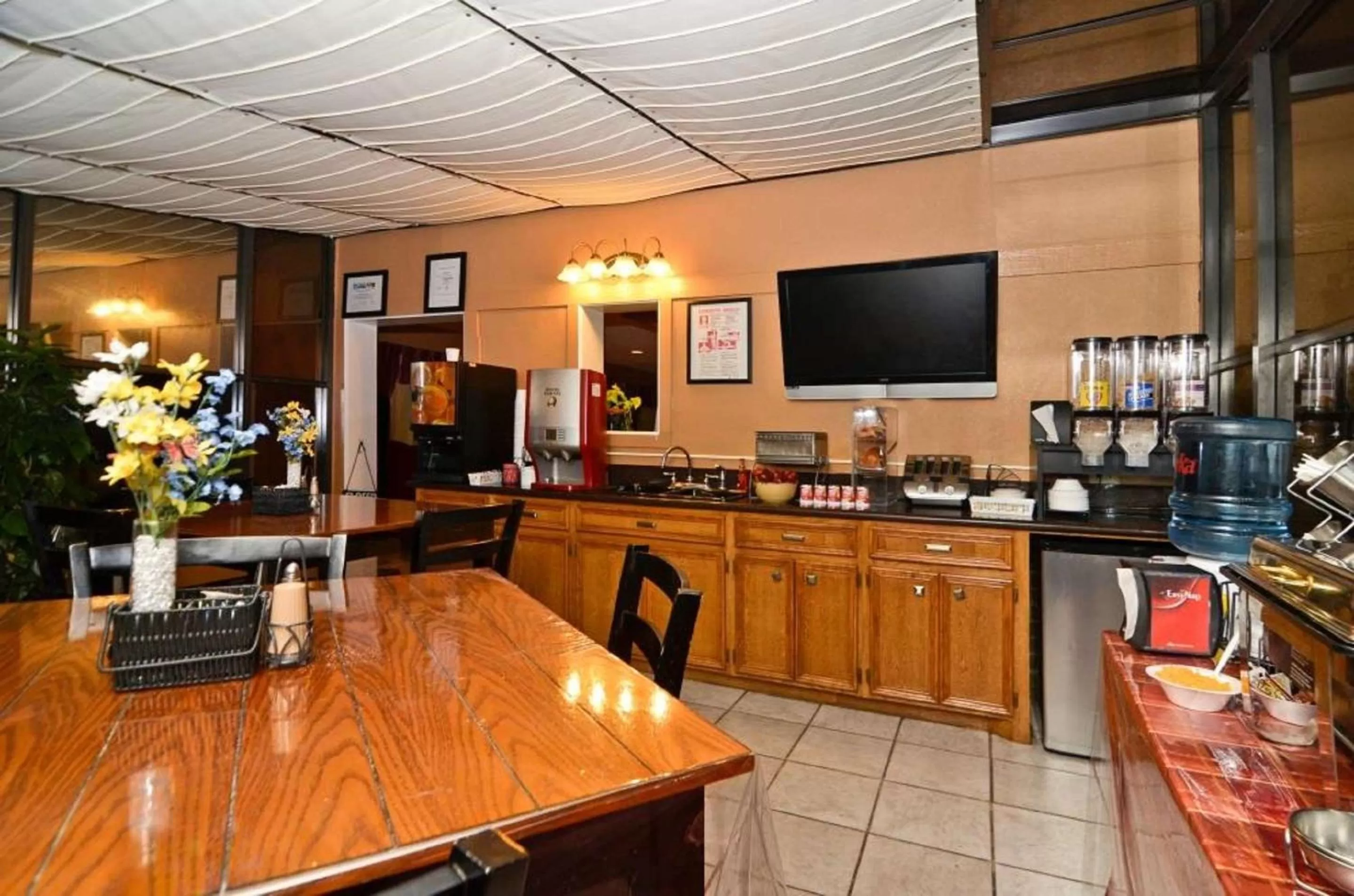 Restaurant/Places to Eat in SureStay Hotel by Best Western Zapata