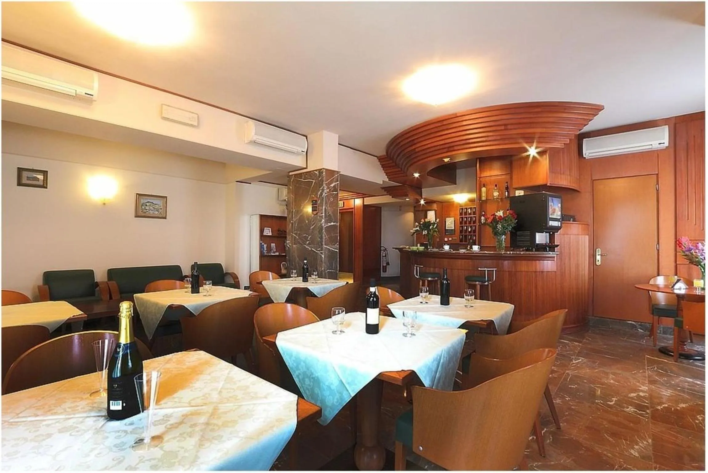 Restaurant/places to eat in Hotel Arcadia