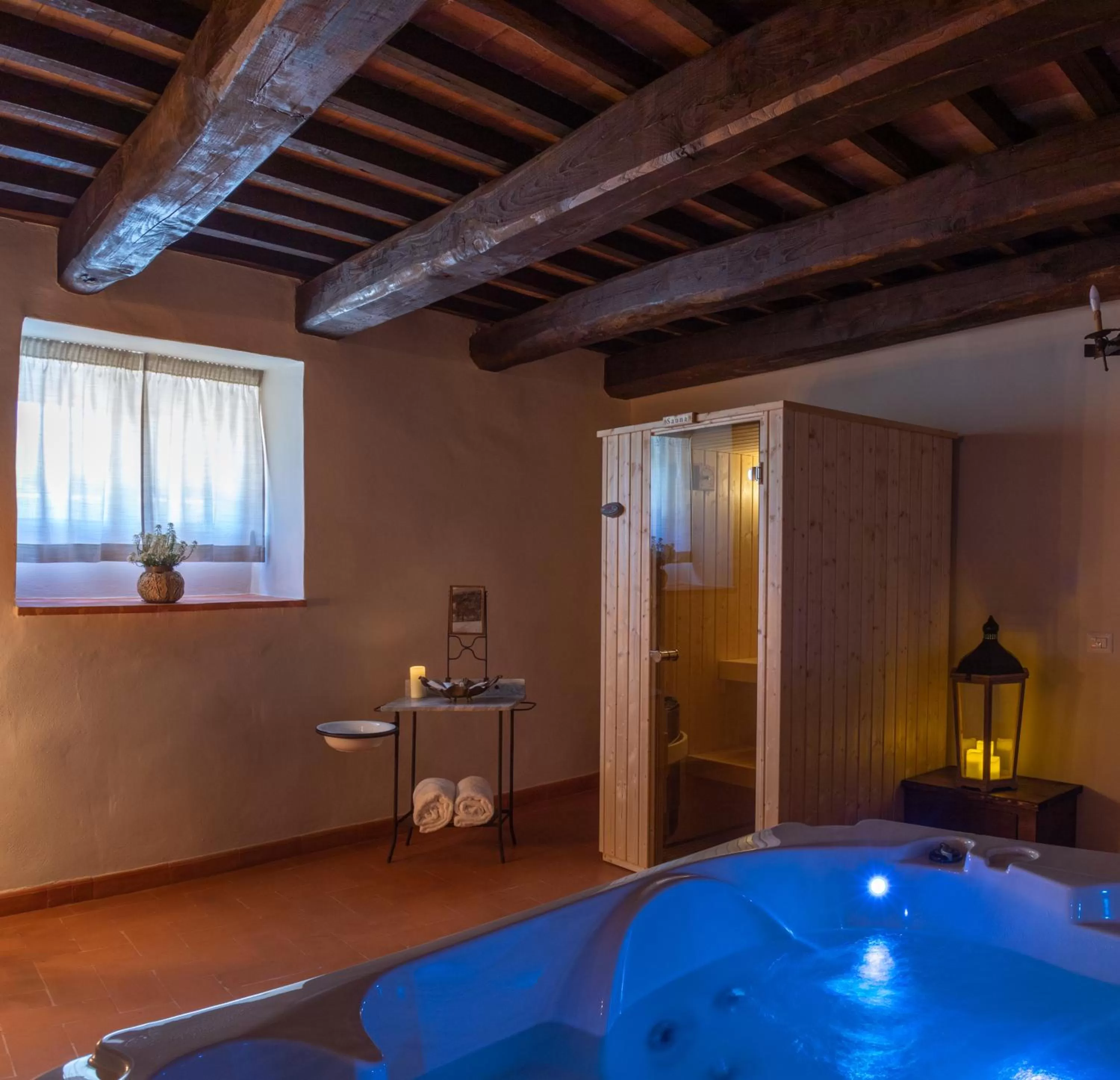 Hot Tub in Borgo Petroro