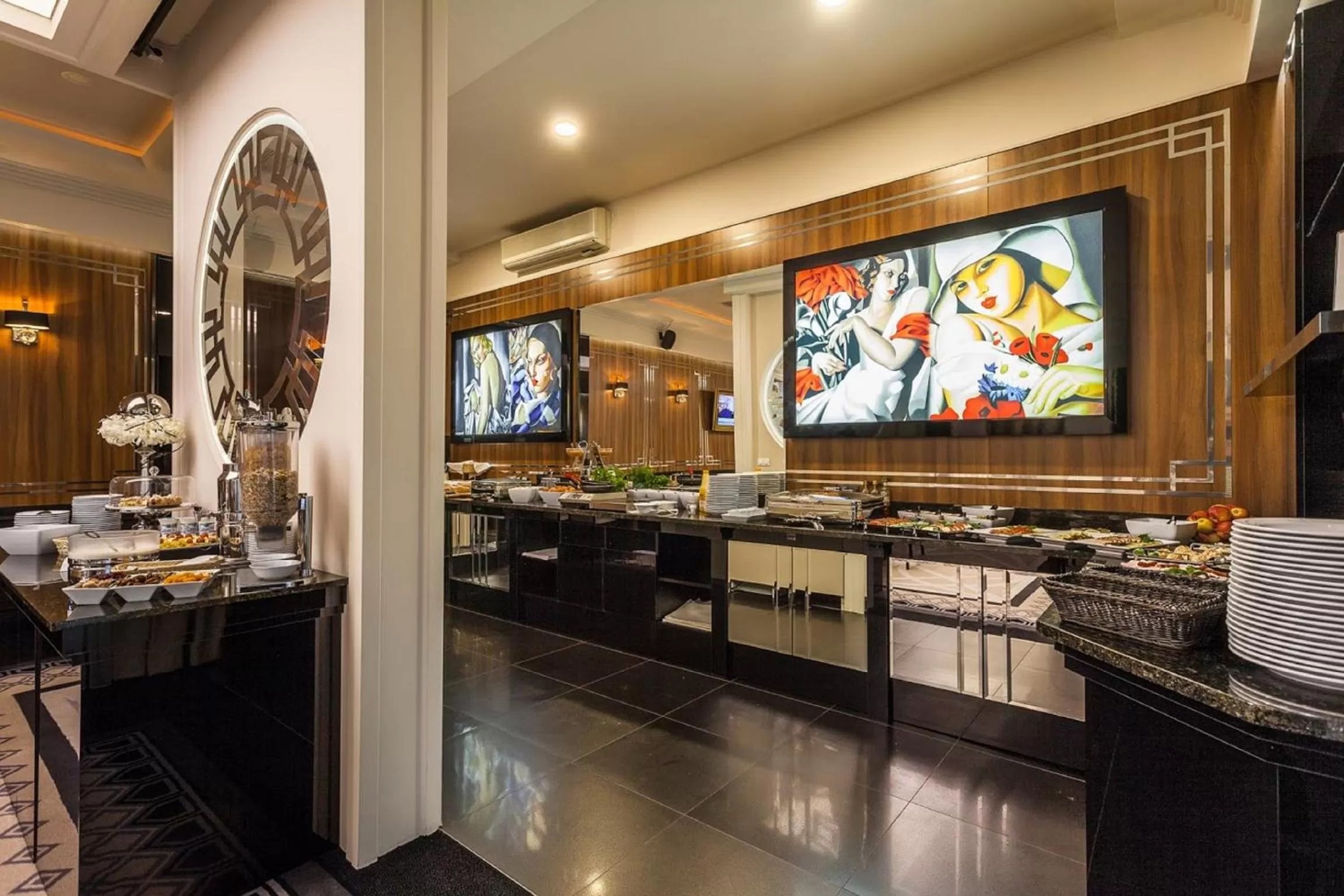 Restaurant/places to eat in Hotel Falko