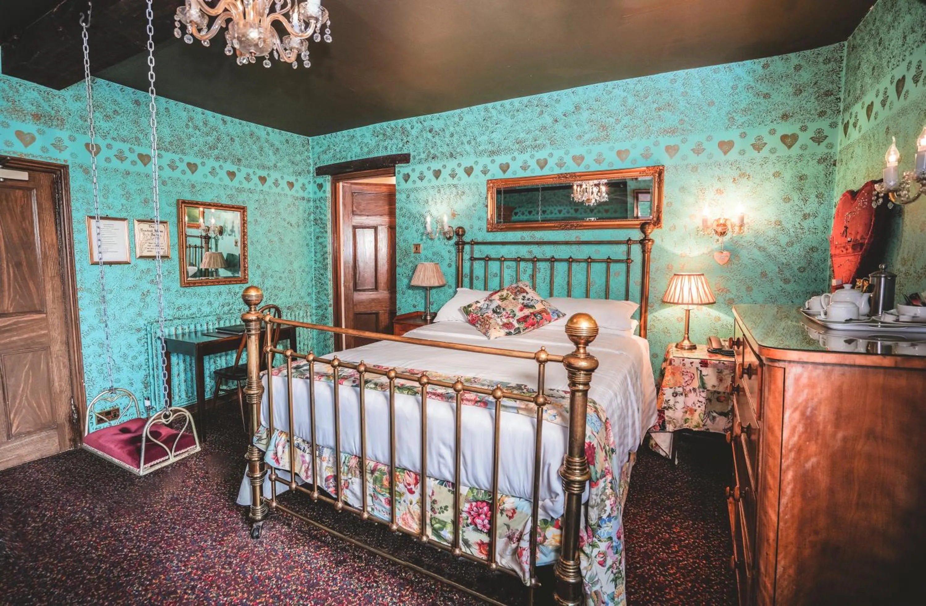 Bed in Hundred House Hotel