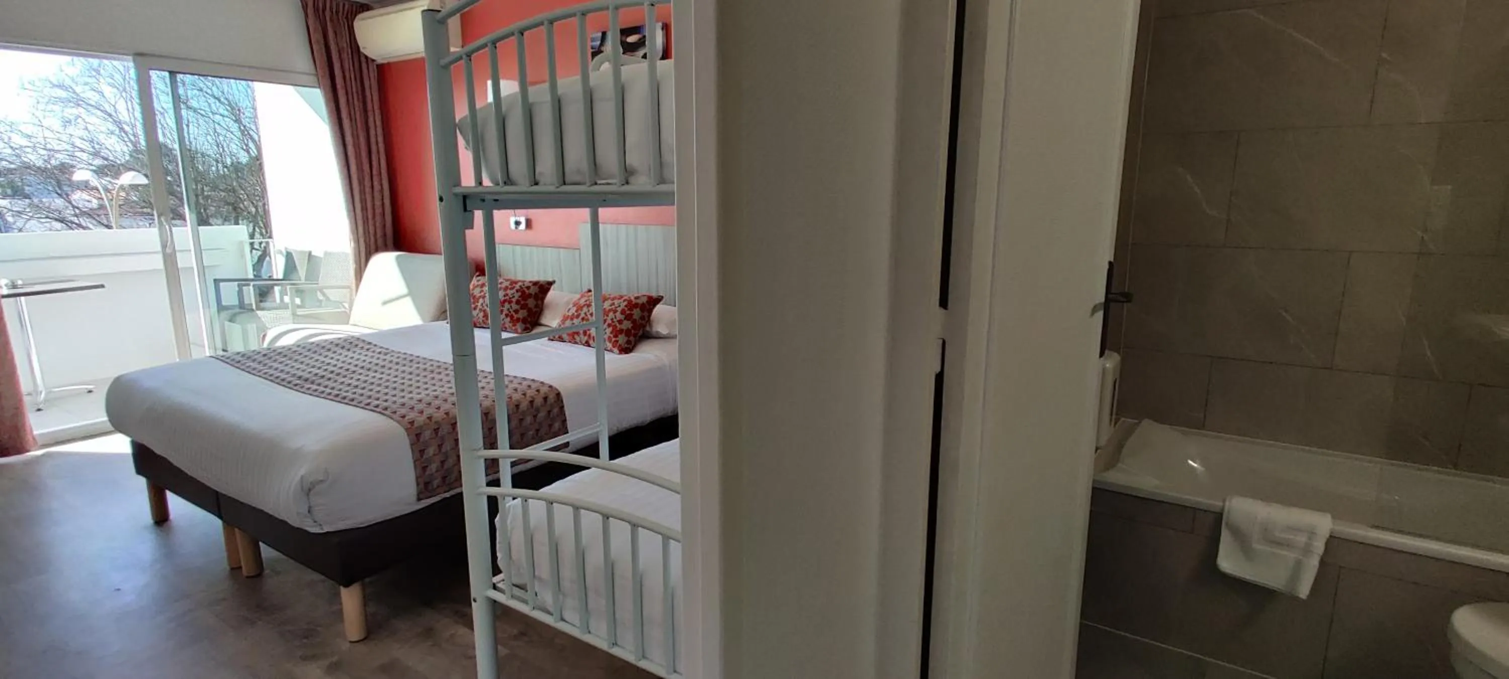 Property building, Bed in Logis Hôtel Les Bleuets