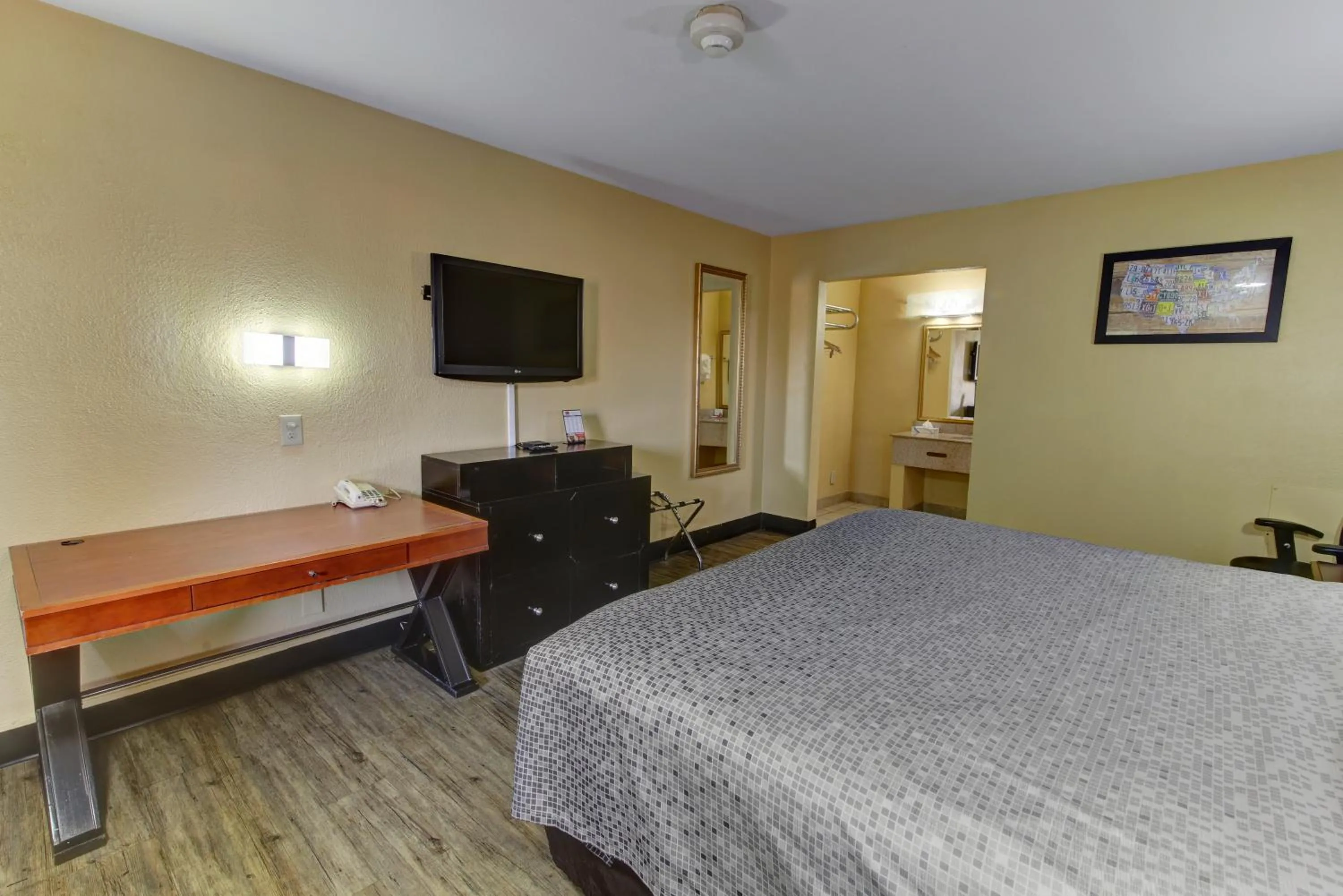 Bed in Econo Lodge Virginia Beach Town Center