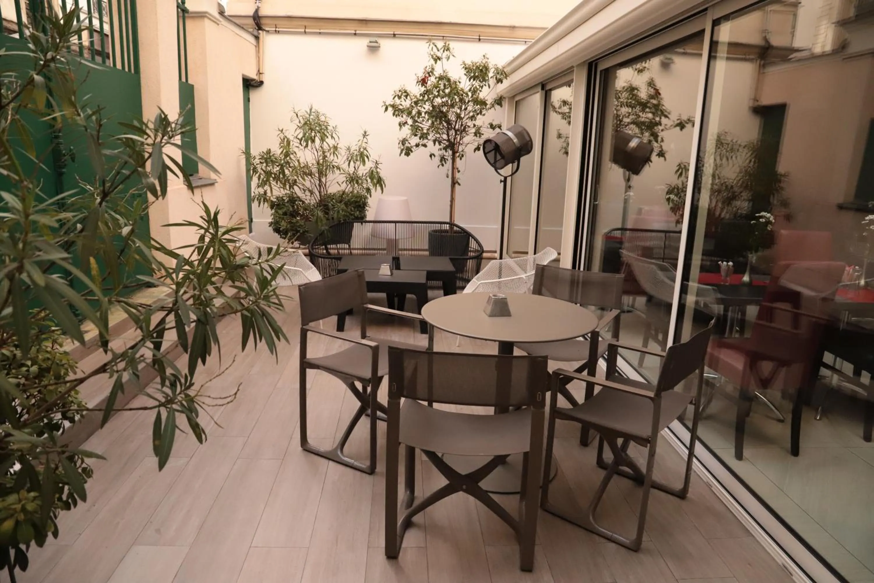 Patio in Hôtel Brésil Opéra SPA