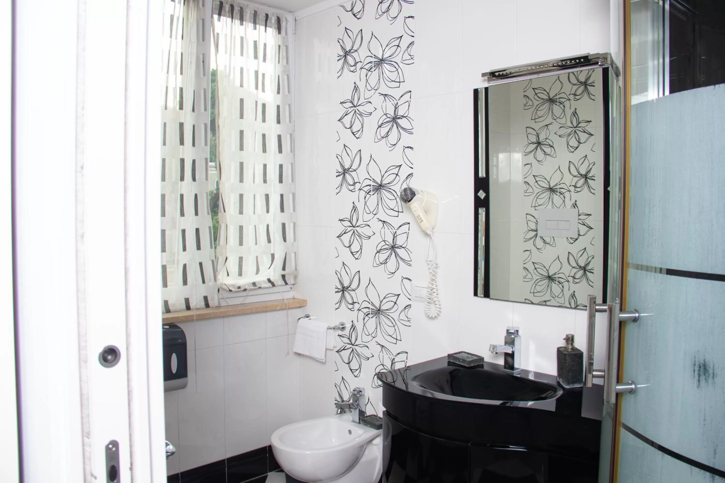 Shower in Nido Dei Gabbiani