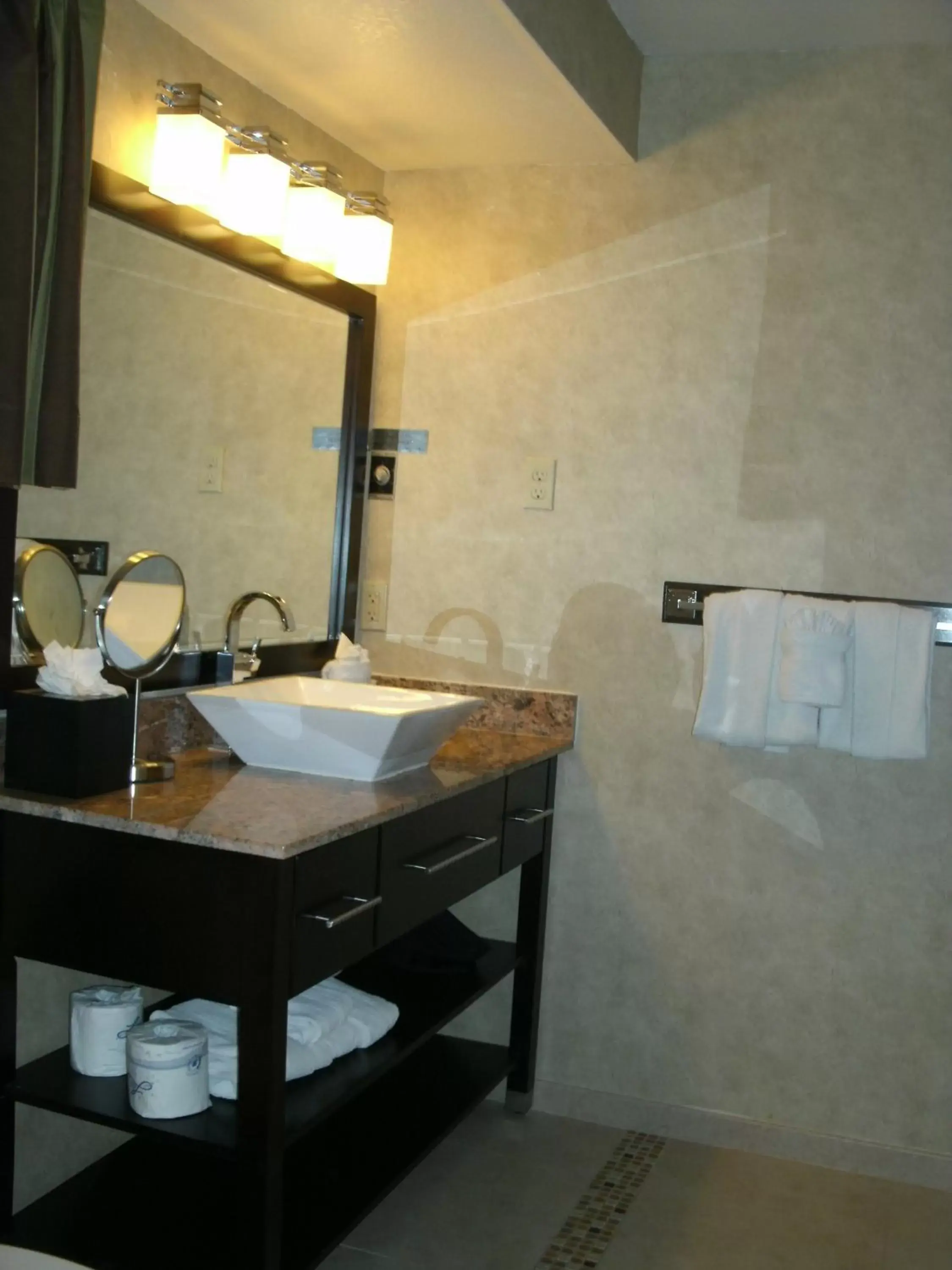 Queen Room with Two Queen Beds in Rosedale Inn Queen Room with Two Queen Beds in Rosedale Inn