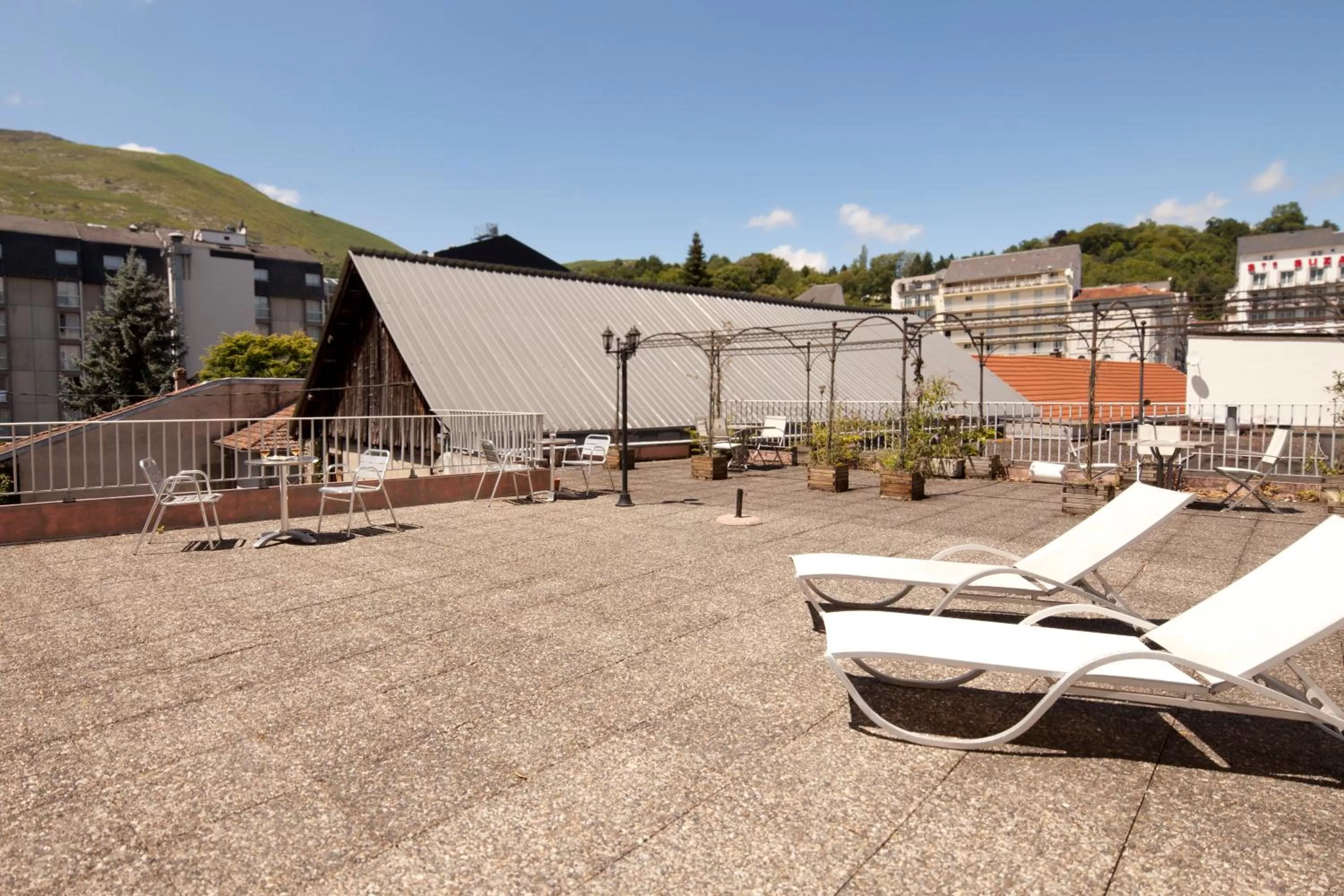 Solarium in Villa Mariale by Popinns