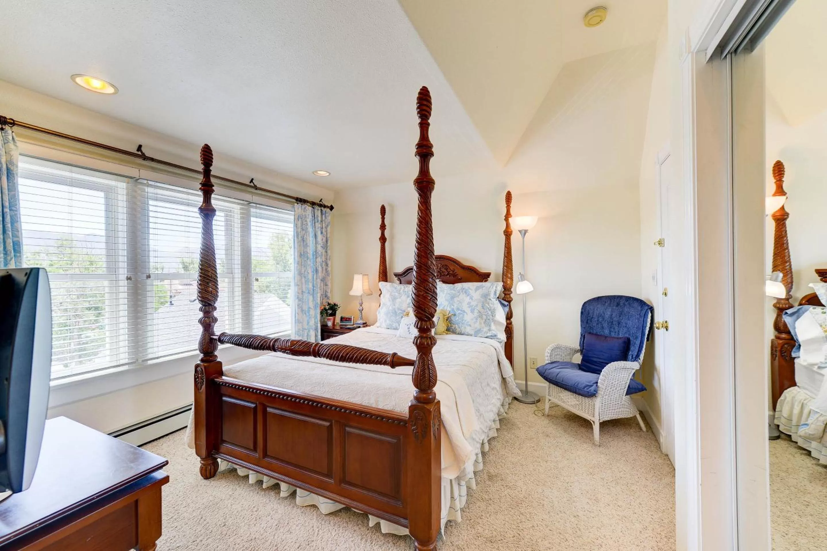 Property building, Bed in The St. Mary's Inn, Bed and Breakfast