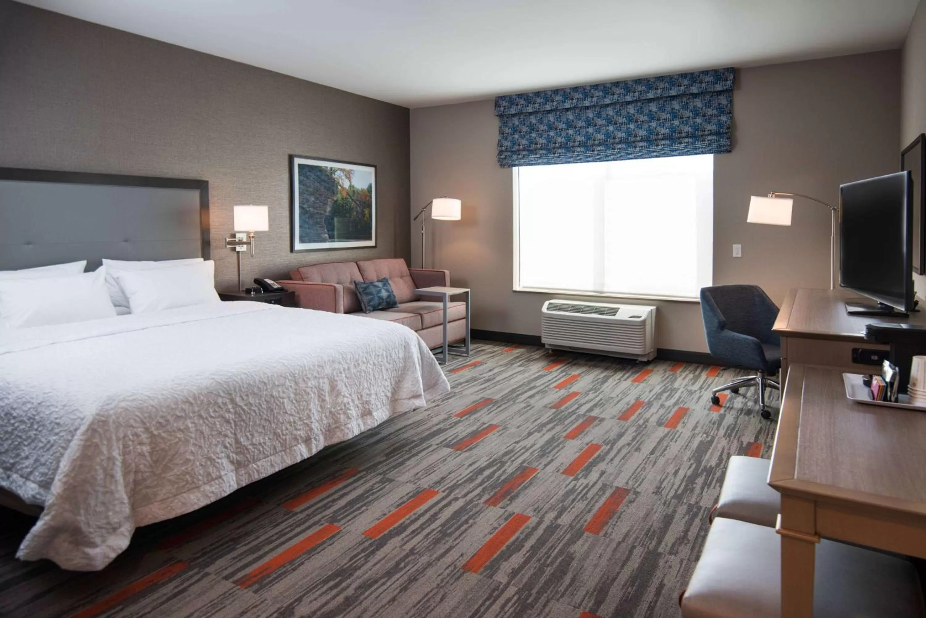 Living room, Bed in Hampton Inn and Suites at Wisconsin Dells Lake Delton