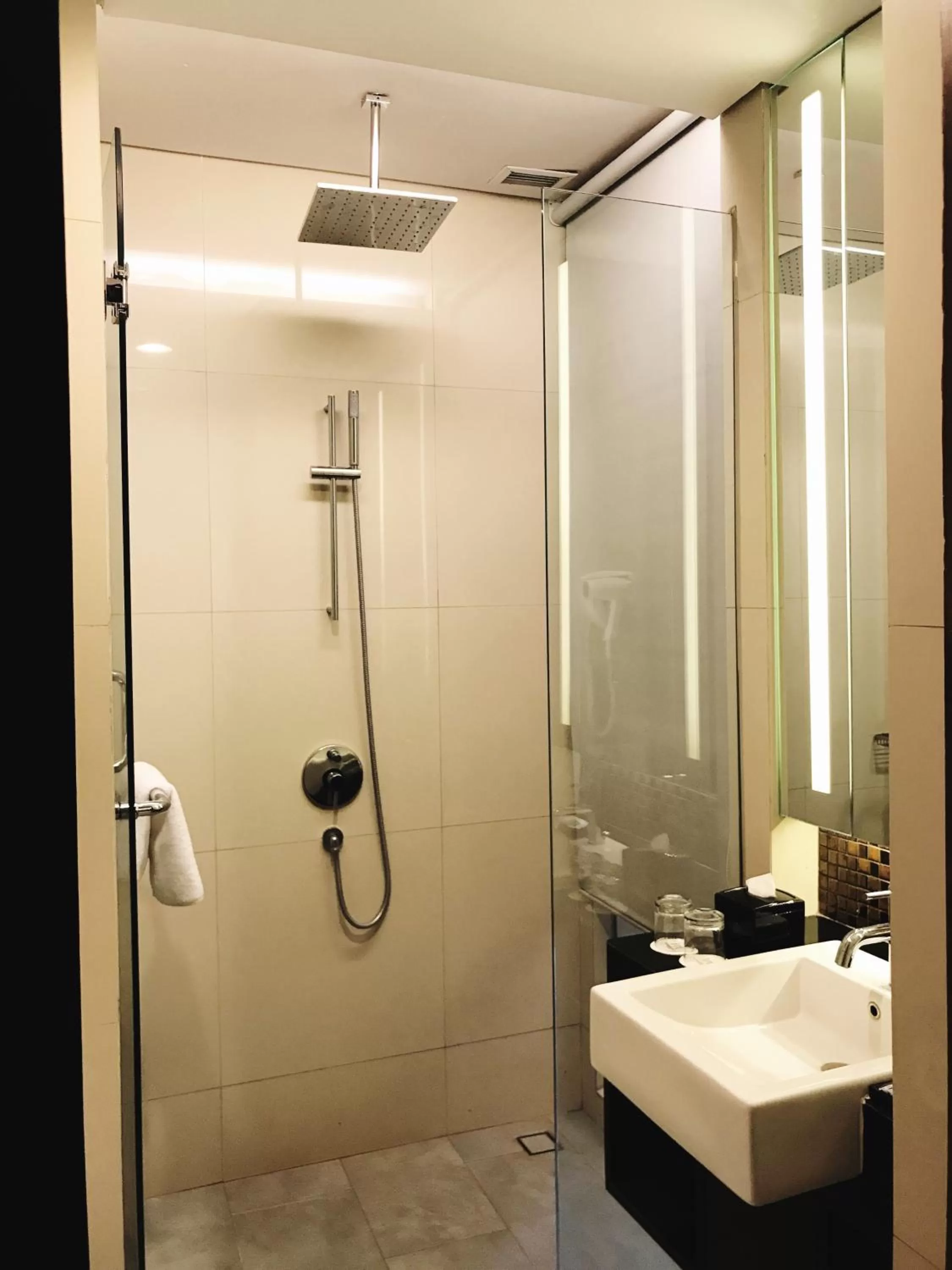 Bathroom in Mercure Surabaya Grand Mirama