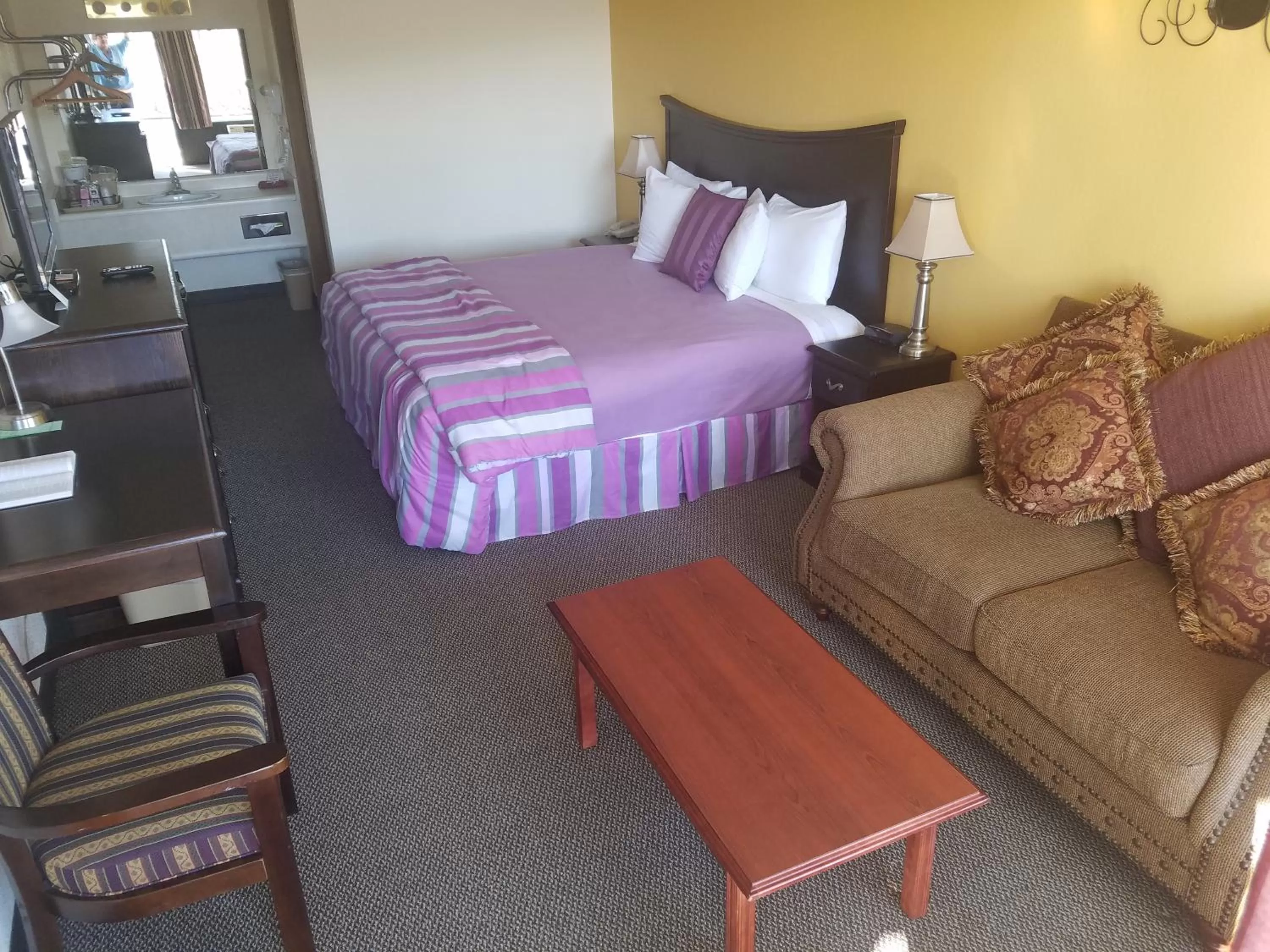 Bathroom, Bed in Ozark Valley Inn