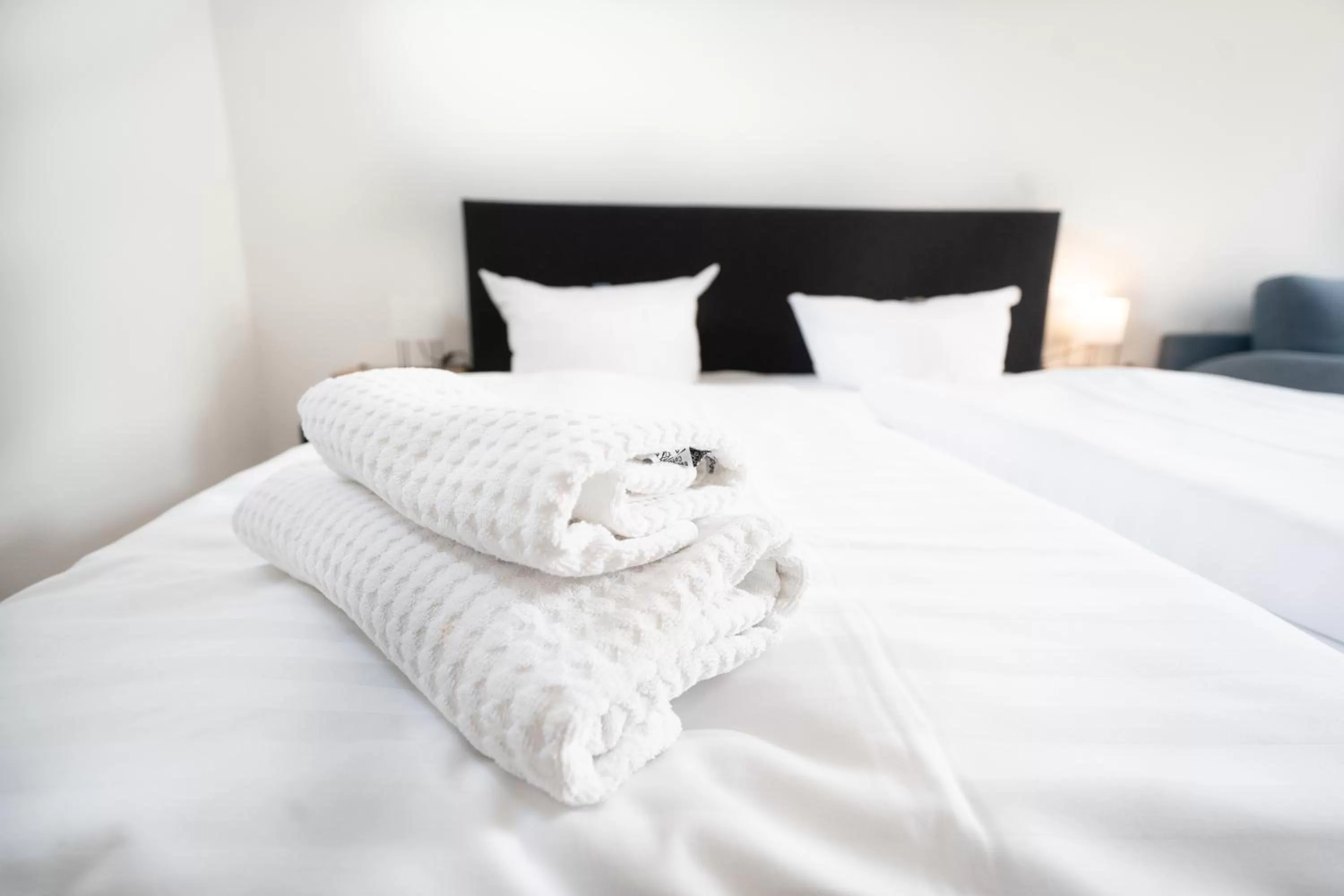 towels, Bed in Hotel Zur alten Stadtkellerei Leipzig