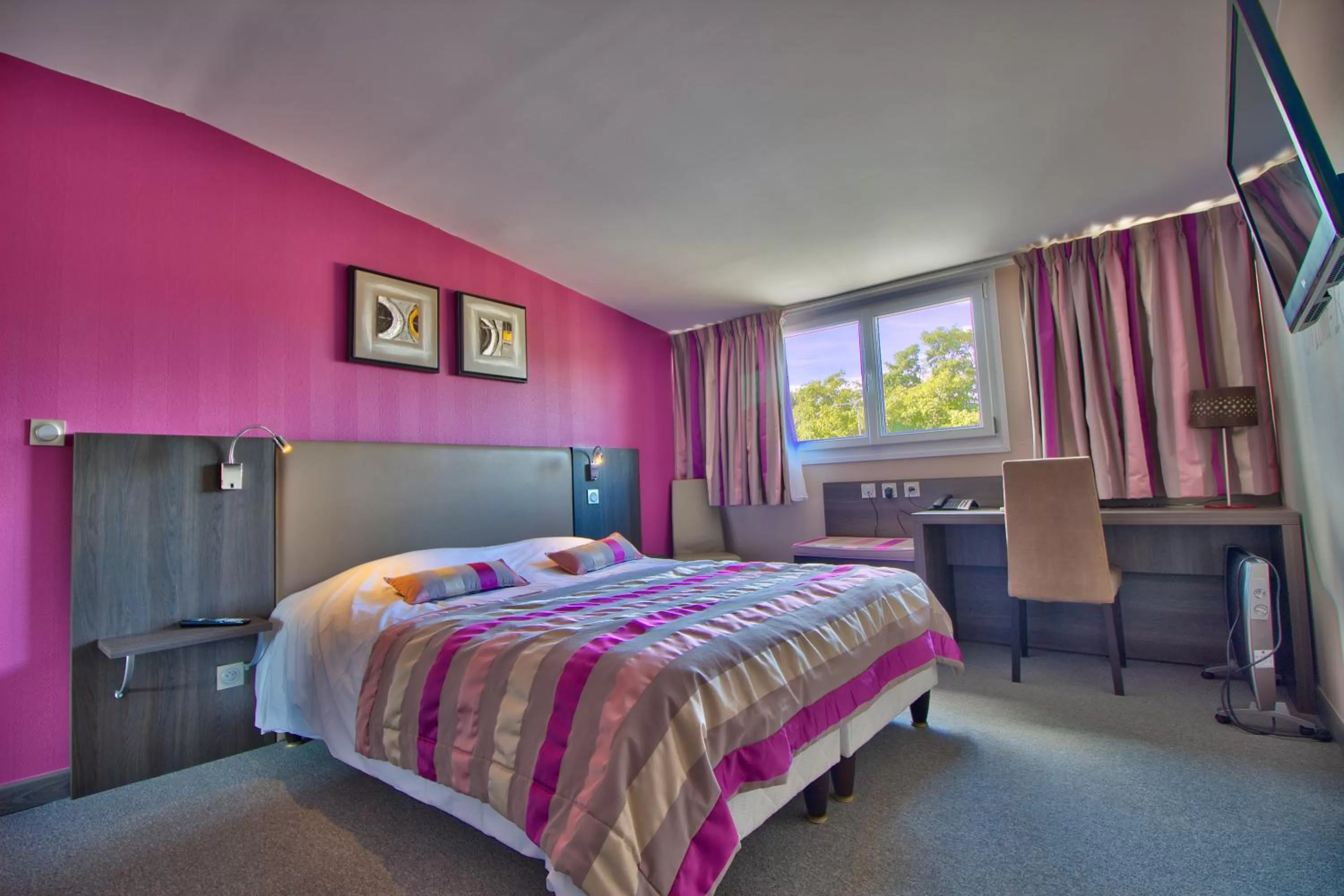 Bed in Logis Hôtel Restaurant Le Chalet du Mont Roland