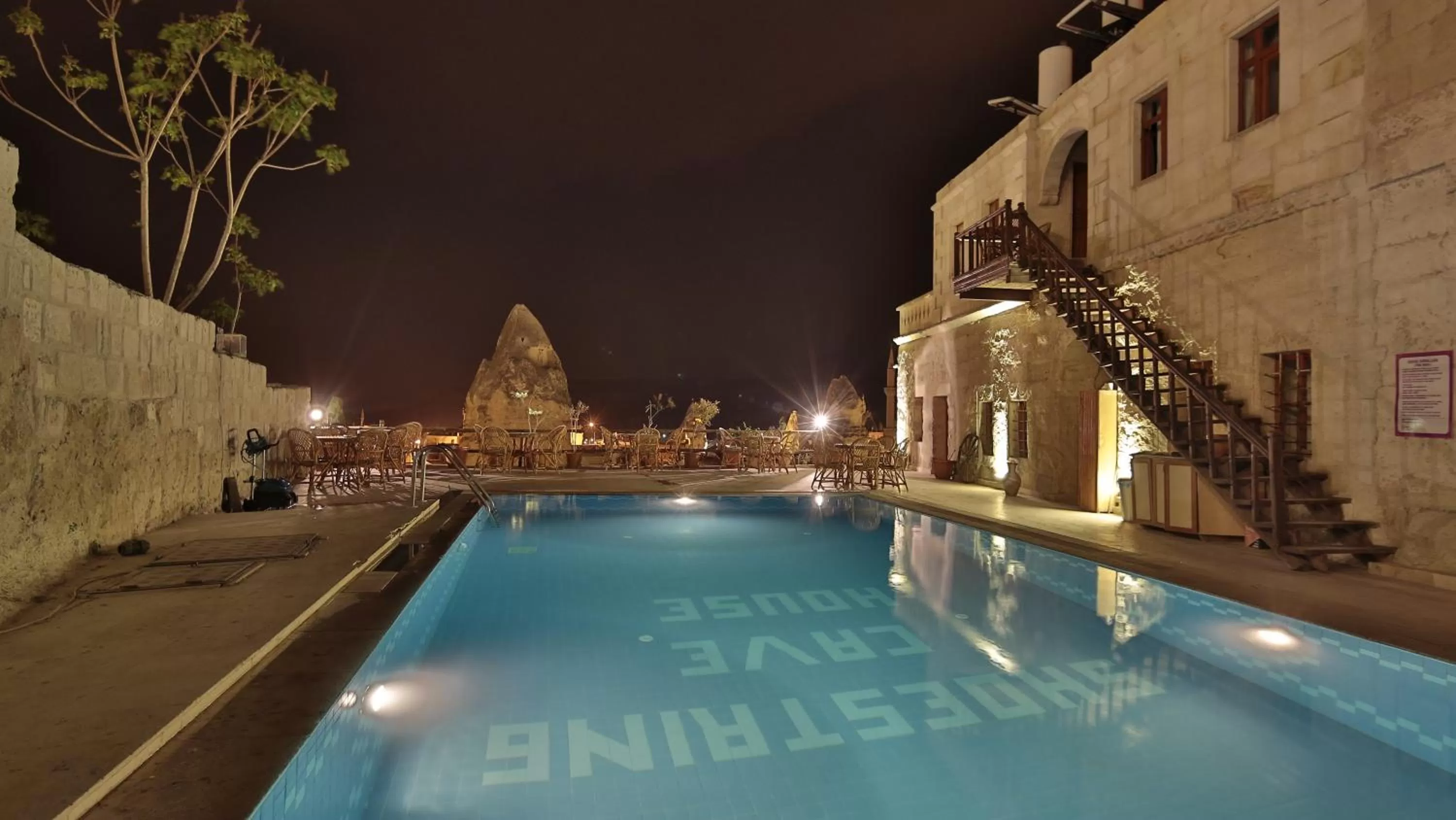 Facade/entrance in Shoestring Cave House